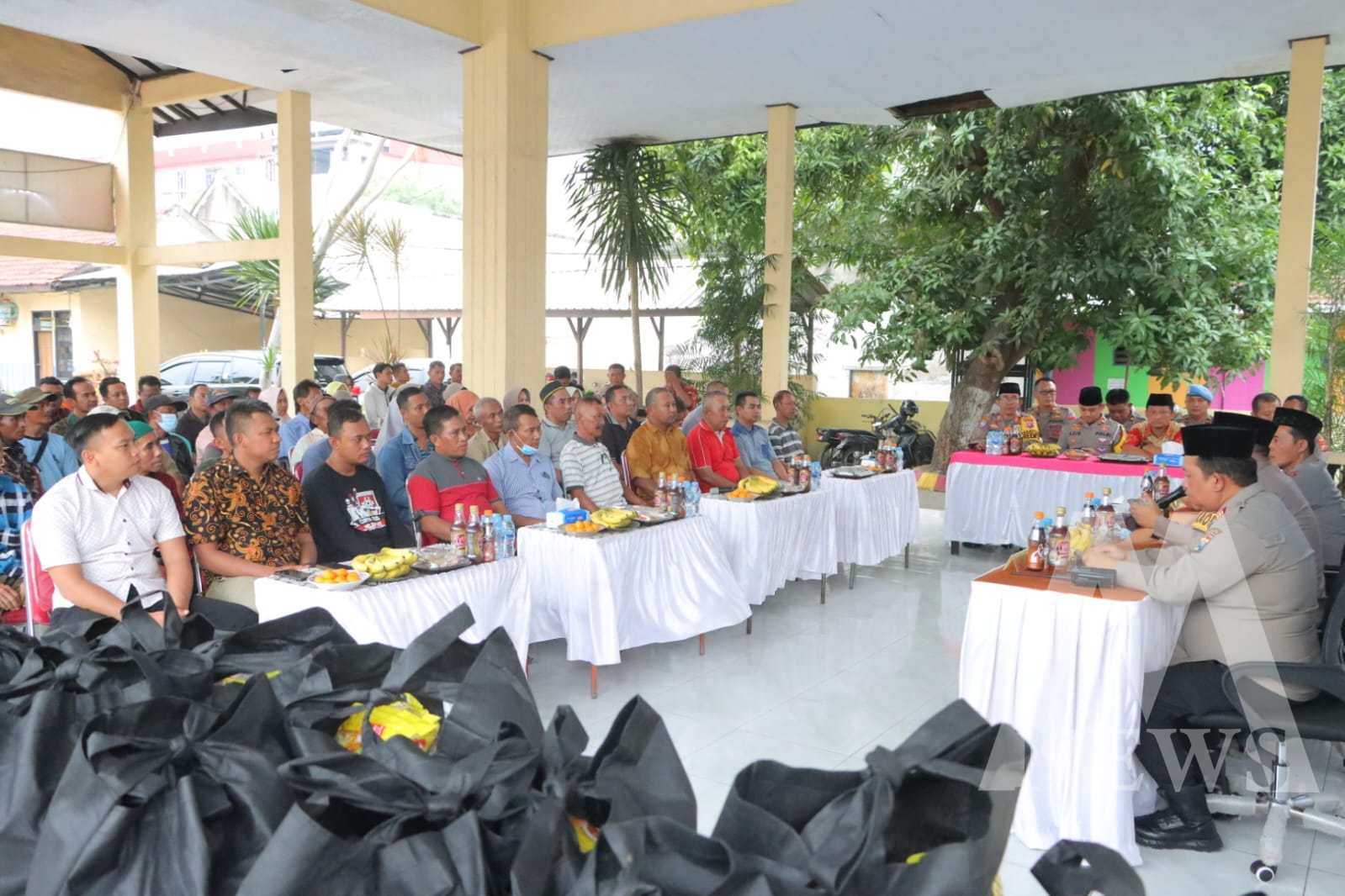 Polres Mojokerto berbagi sembako di Jum'at Curhat