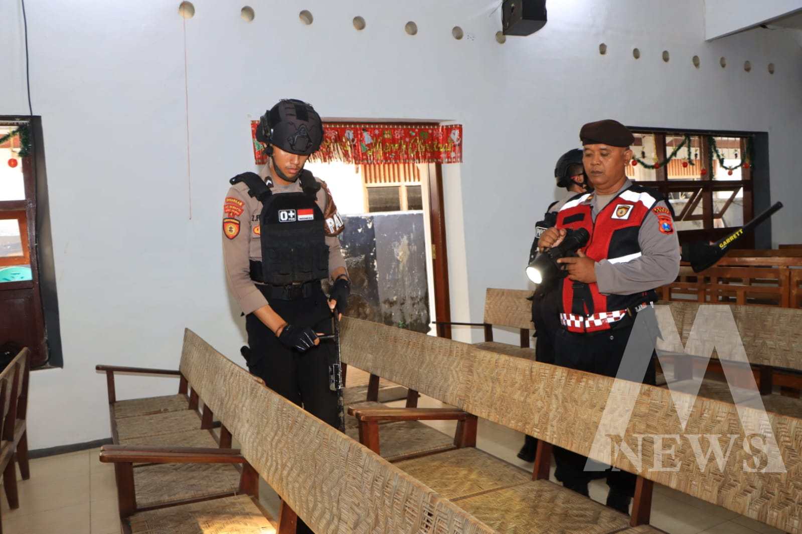 Personil Polres Tuban Sterilkan Sejumlah Gereja