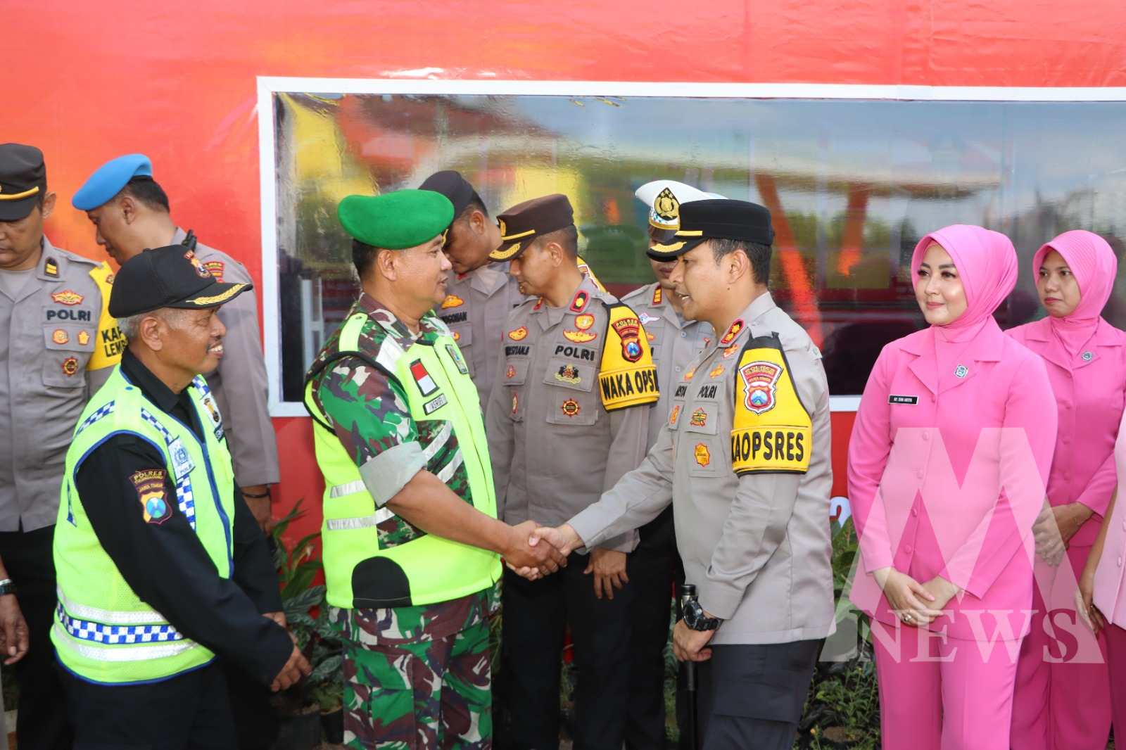 Kapolres bersama Ketua Bhayangkari Tulungagung kunjungi Pos Pam dan Posyan Ops Lilin 2023