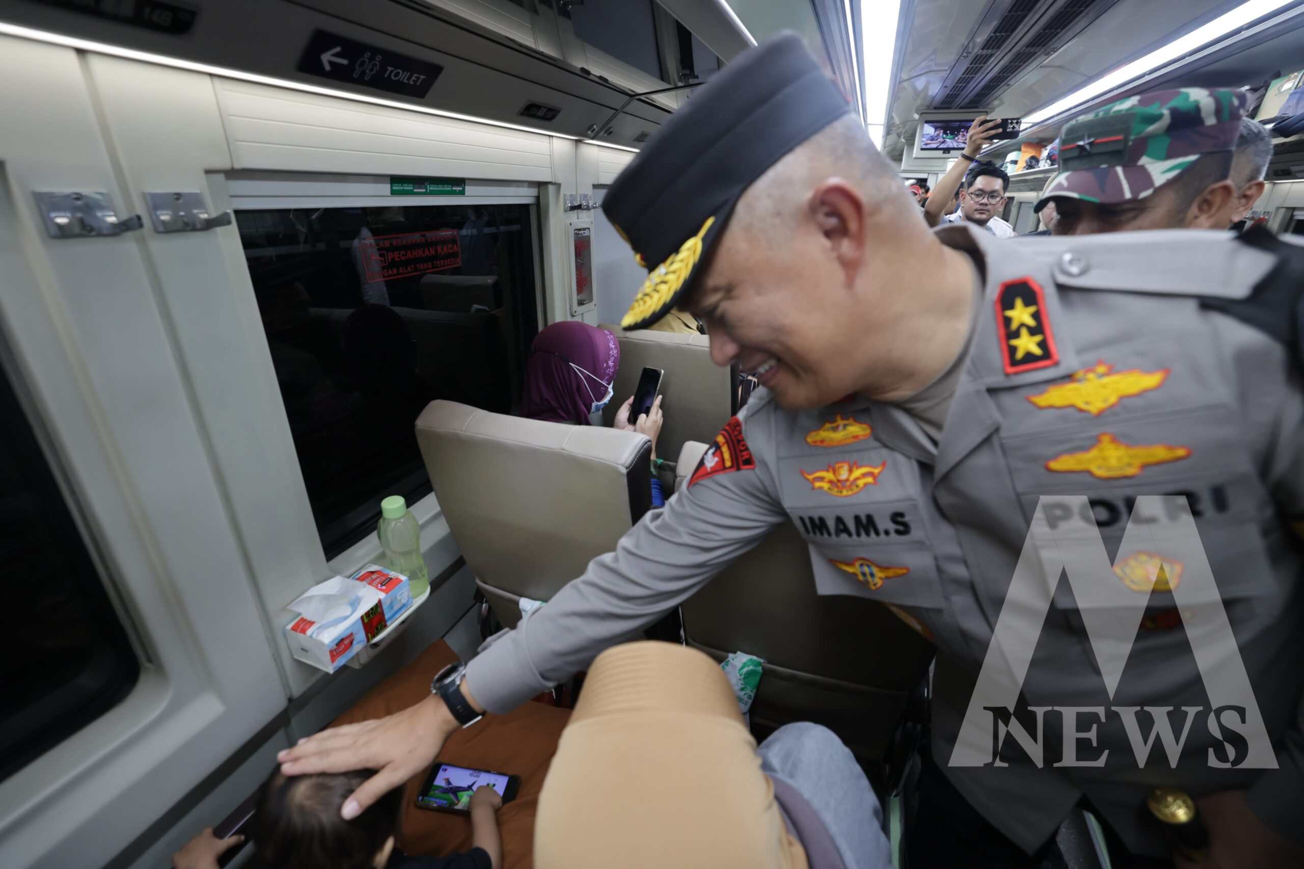 Kapolda Jatim Irjen Pol Drs. Imam Sugianto sapa penumpang KA