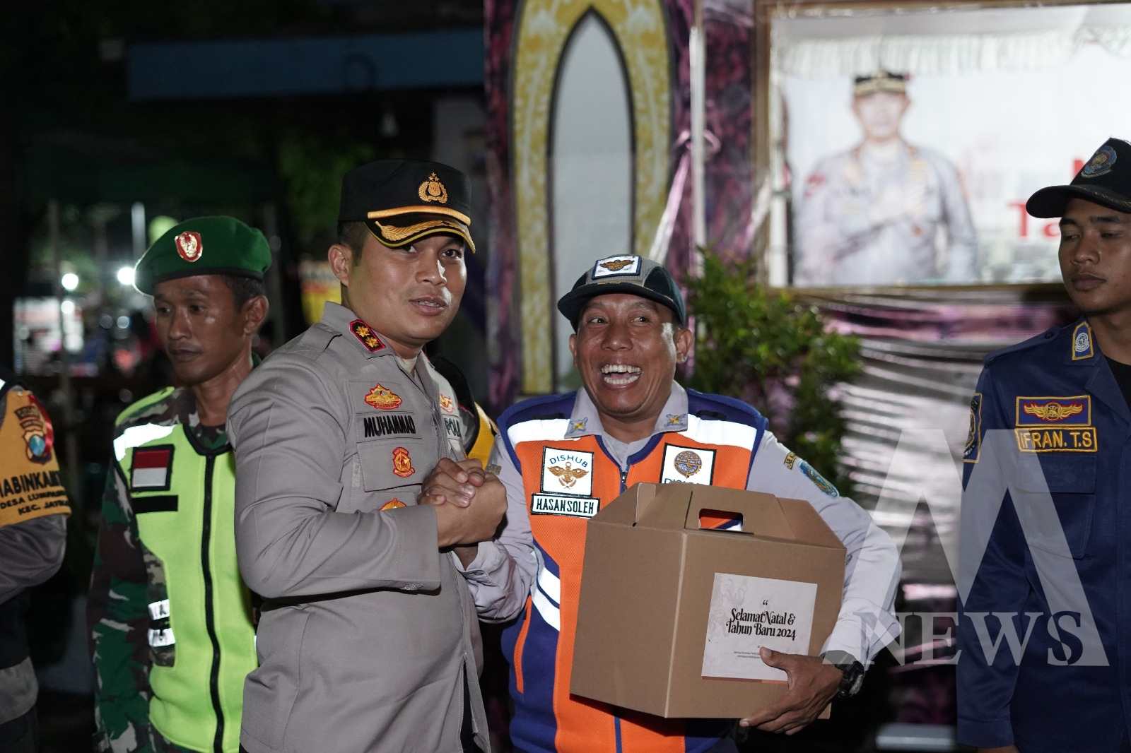 Kapolres Nganjuk AKBP Muhammad berikan bingkisan anggota Dishub