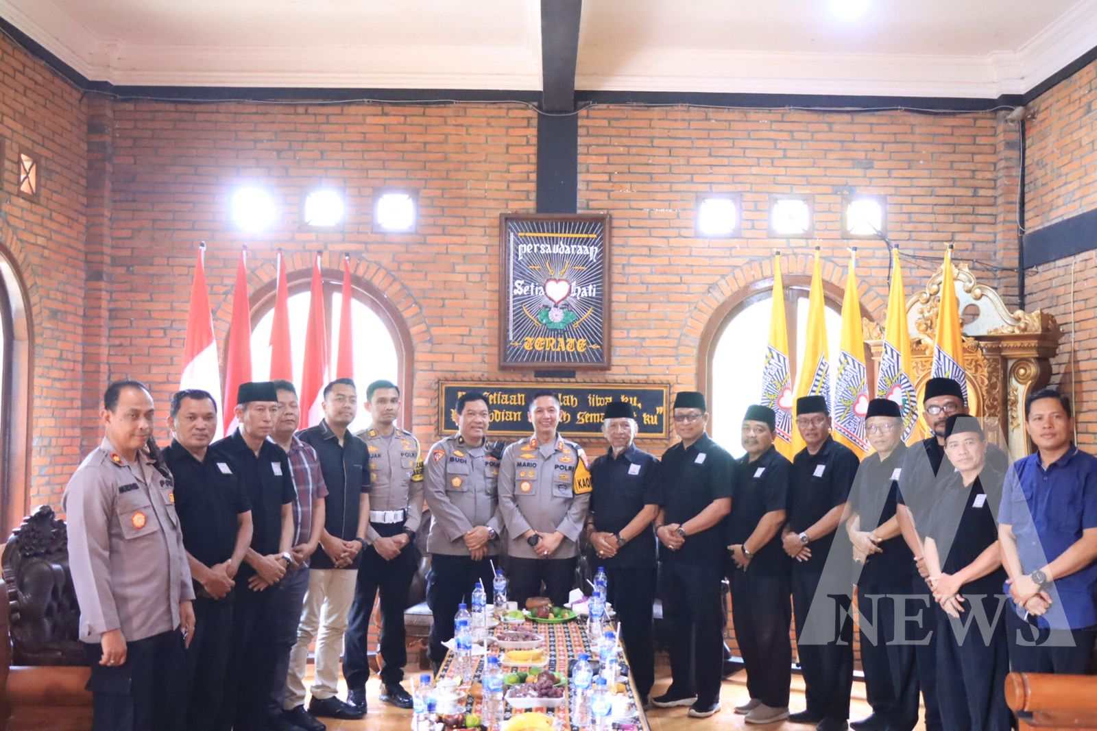 Kapolres Bojonegoro AKBP Mario Prahatinto kunjungi padepokan PSHT