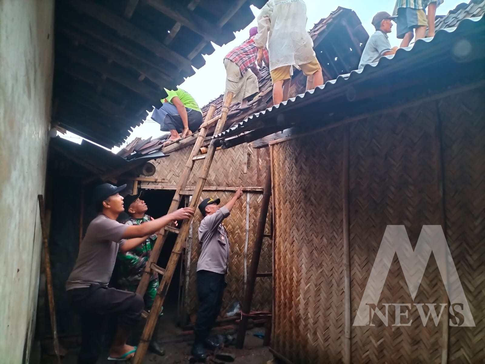 TNI Polri dan Warga bantu rumah warga terdampak Puting Beliung di Bondowoso