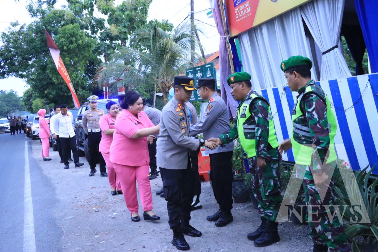 Kapolres Bojonegoro AKBP Mario Prahatinto didampingi ketua Bhayangkari cabang Bojonegoro Ny. Nea Mario Prahatinto