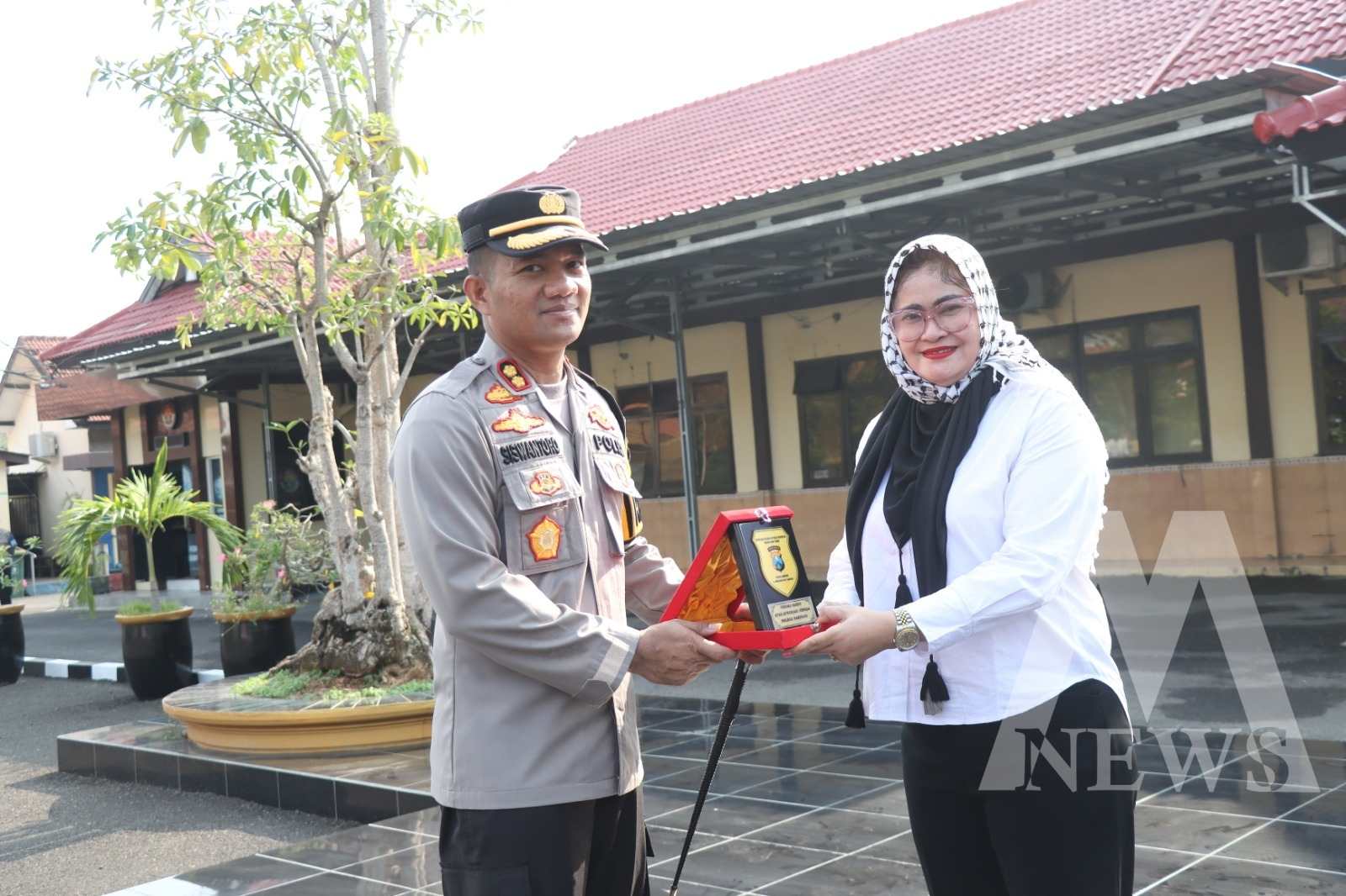 Kapolres Sampang AKBP Siswantoro Terima Penghargaan dari TRC PPAI