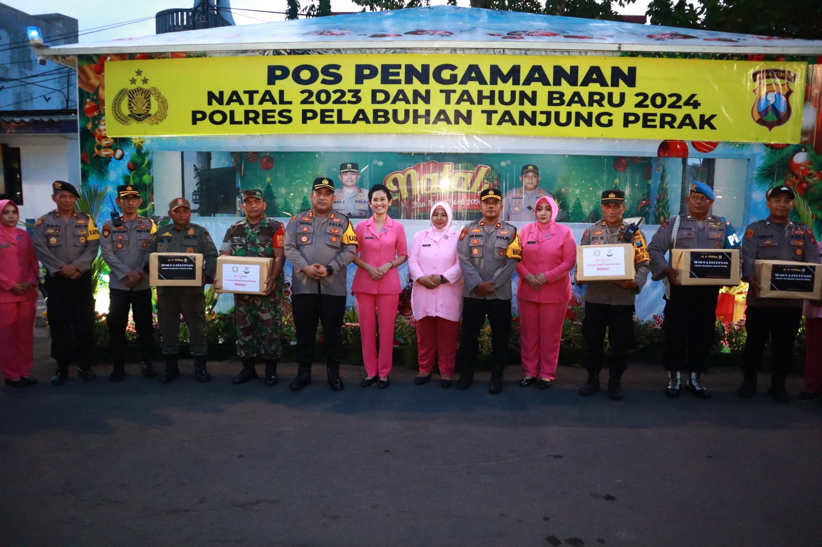 Kapolres Tanjung Perak AKBP William Cornelis Tanasale dan Bhayangkari kunjungi Pospam Ops Lilin Semeru 2023