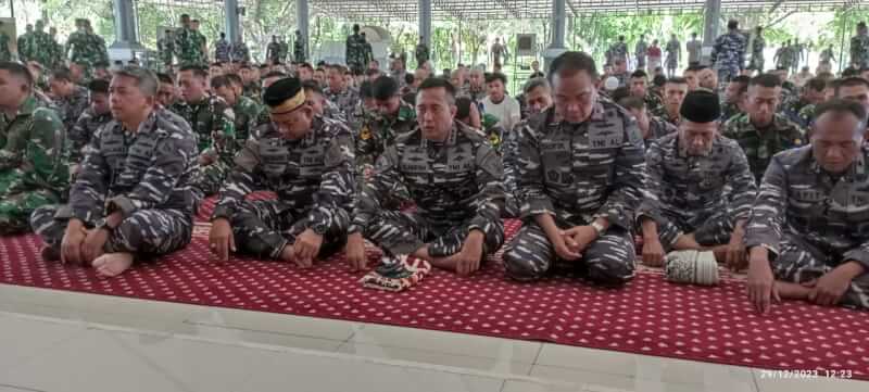 Dankodiklatal Letjen TNI Marinir Nur Alamsyah laksanakan doa bersama prajurit di akhir tahun 2023