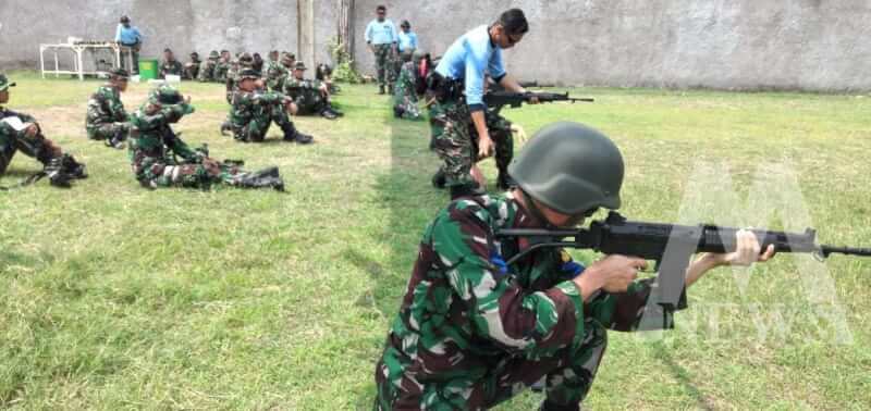 Siswa Dikmata Teknik Kodiklatal lattek menembak