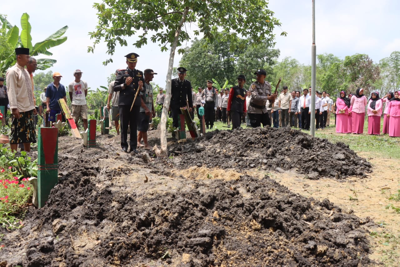 Kapolres Bojonegoro AKBP Mario Prahatinto doakan Alm Aipda Suhartono