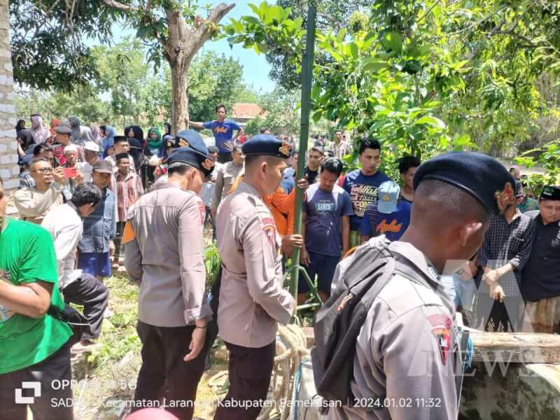 Tim SAR Sat Brimob Polda Jatim dan BPBD Pamekasan berhasil evakuasi jenazah dari dalam sumur