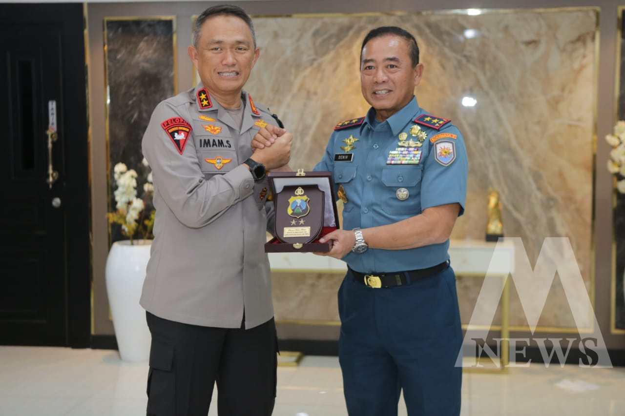 Kapolda Jatim Irjen Pol Drs. Imam Sugianto terima kunjungan Pangkoarmada ll Laksda TNI Dr. Denih Hendrata