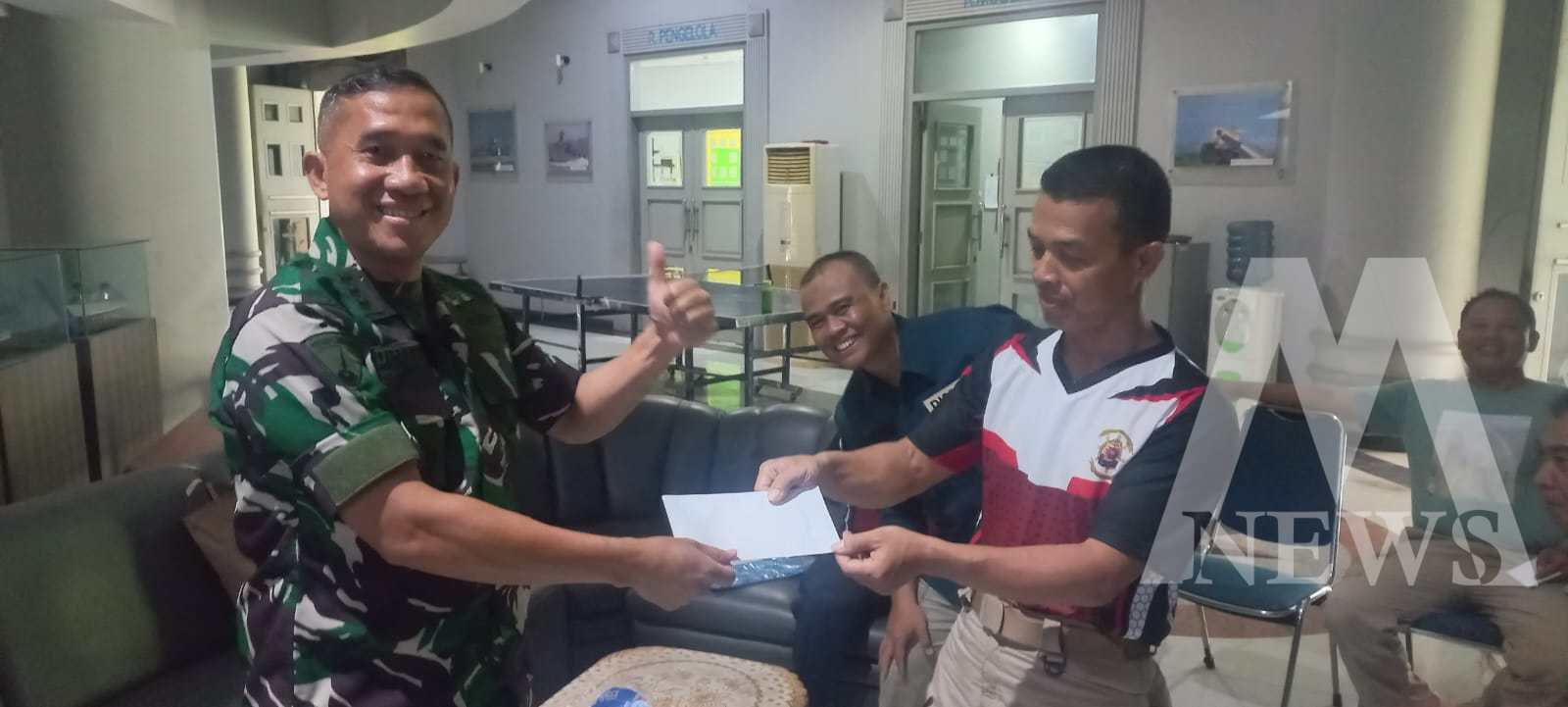 Kadispen Kodikalatal Kolonel Marinir Suharyono beri reward anggota berprestasi