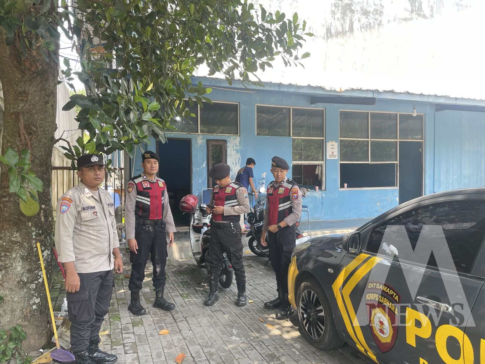 Personel Polres Jember siaga 24 jam di kantor dan gudang logistik KPU