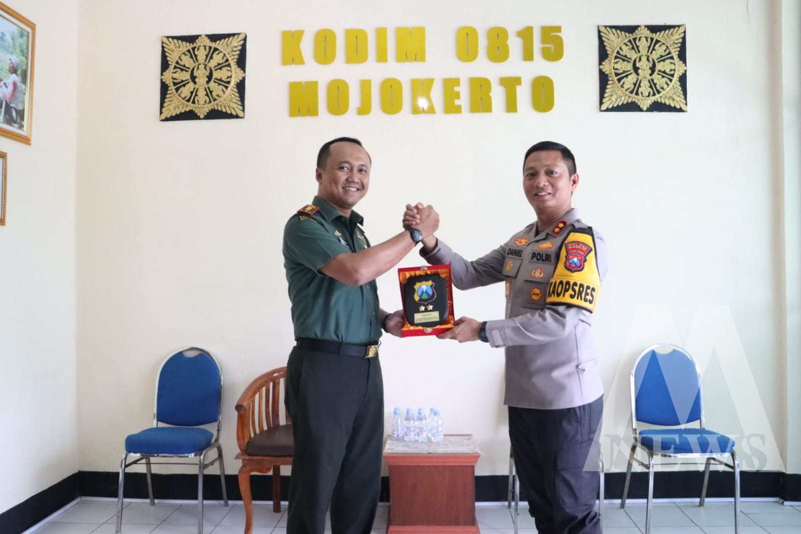 Kapolres Mojokerto Kota AKBP Daniel S. Marunduri bersama Dandim 0815 Mojokerto Letkol Inf M. Iqbal Prihanta Yuda