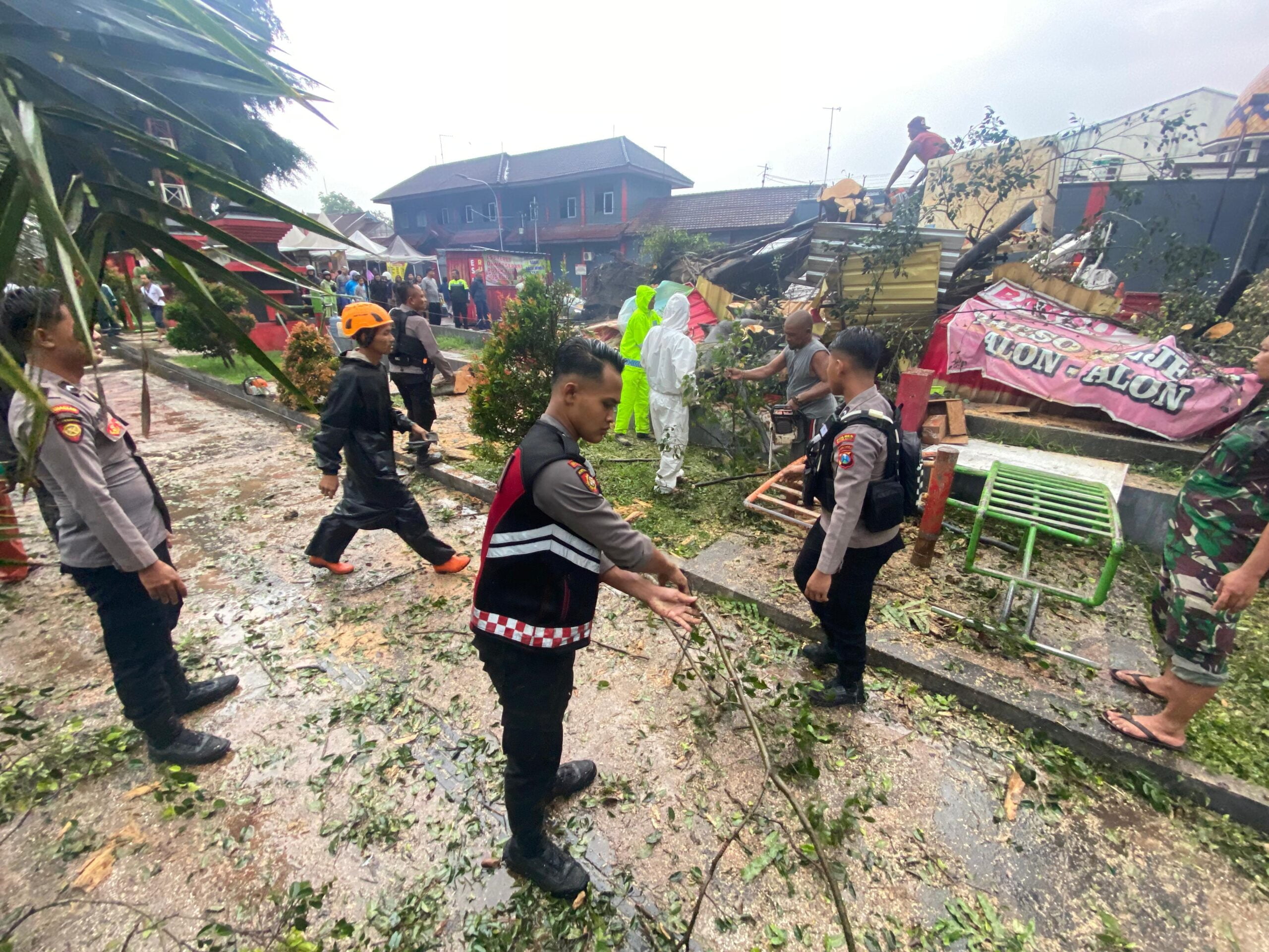 Polres Blitar Kota bersama 3 pilar evakuasi pohon tumbang