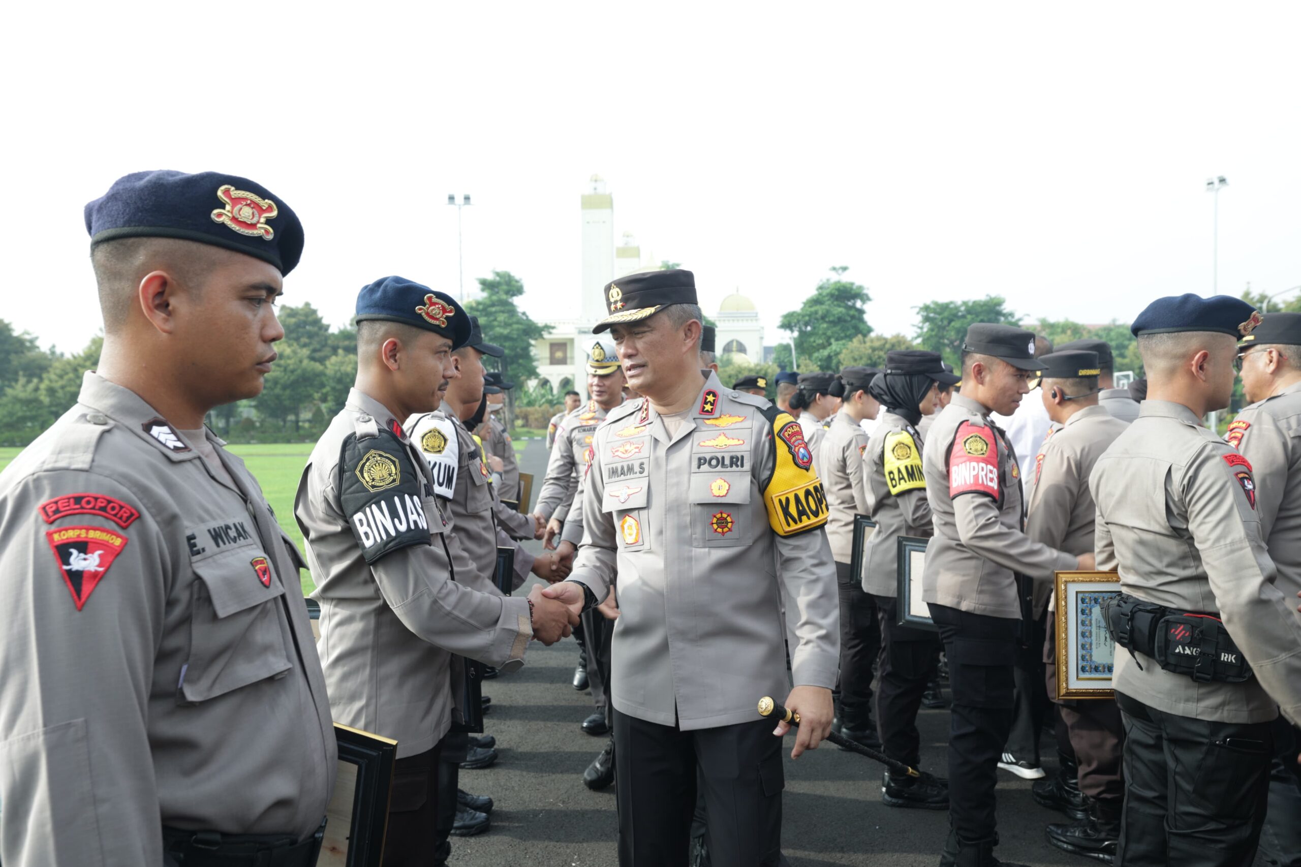 Kapolda Jatim beri penghargaan 56 PNS dan anggota berprestasi