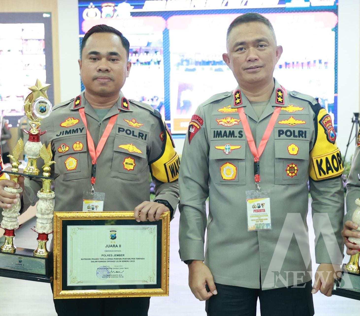 Kapolda Jatim Irjen Pol Drs. Imam Sugianto serahkan piala ke Wakapolres Jember Kompol Jimmy H. Manurung