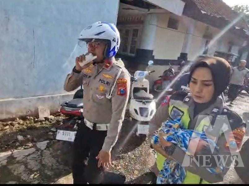 Satlantas Polres Bondowoso saat menjemput Bayi yang ditemukan warga