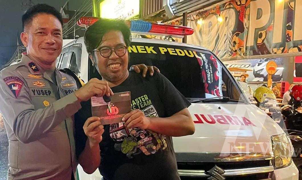 Wakapolda Jatim Brigjen Pol Akhmad Yusep Gunawan bersama Bonek Rescue