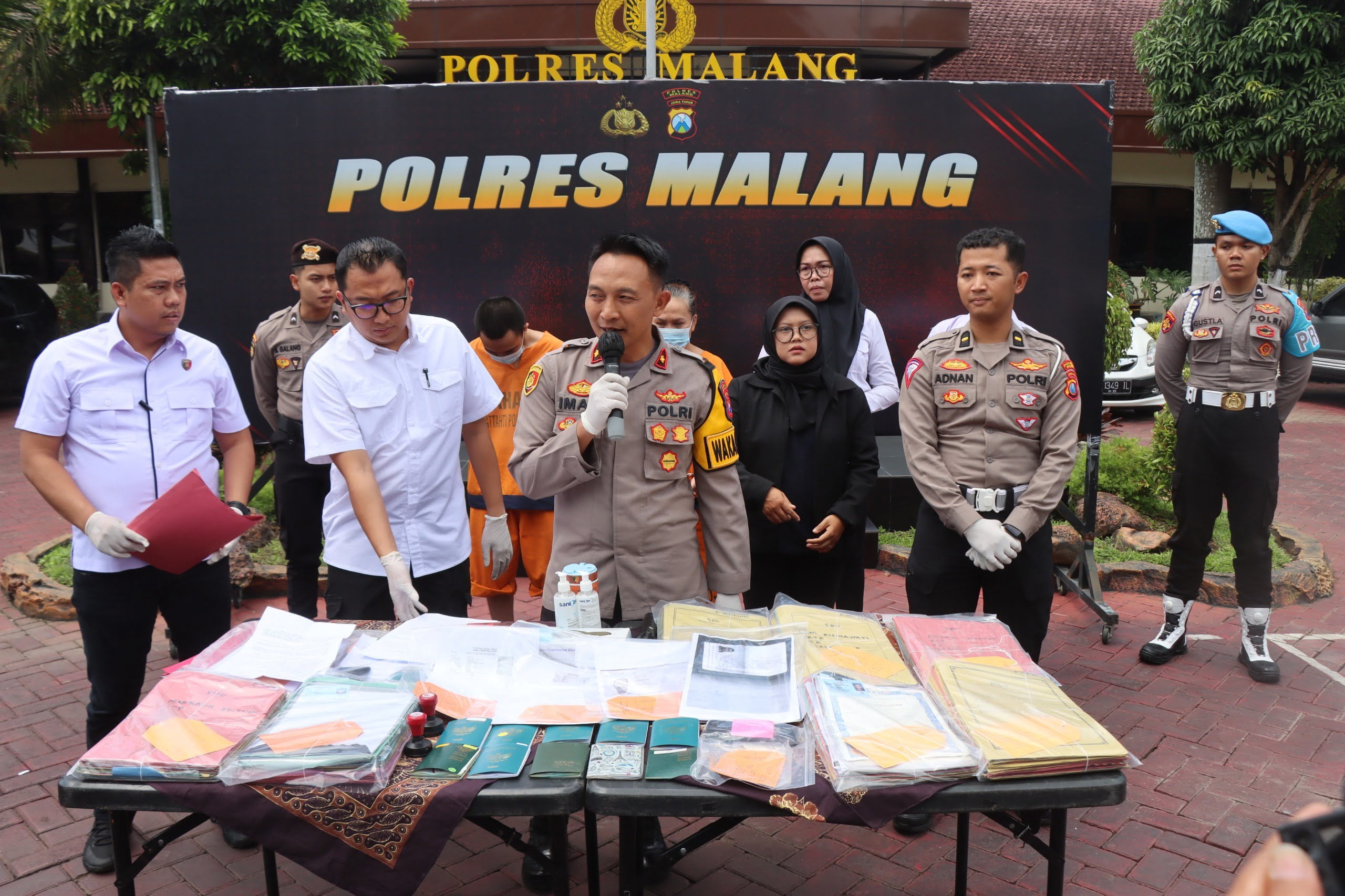 Wakapolres Malang Kompol Imam Mustolih saat ungkap kasus TPPO