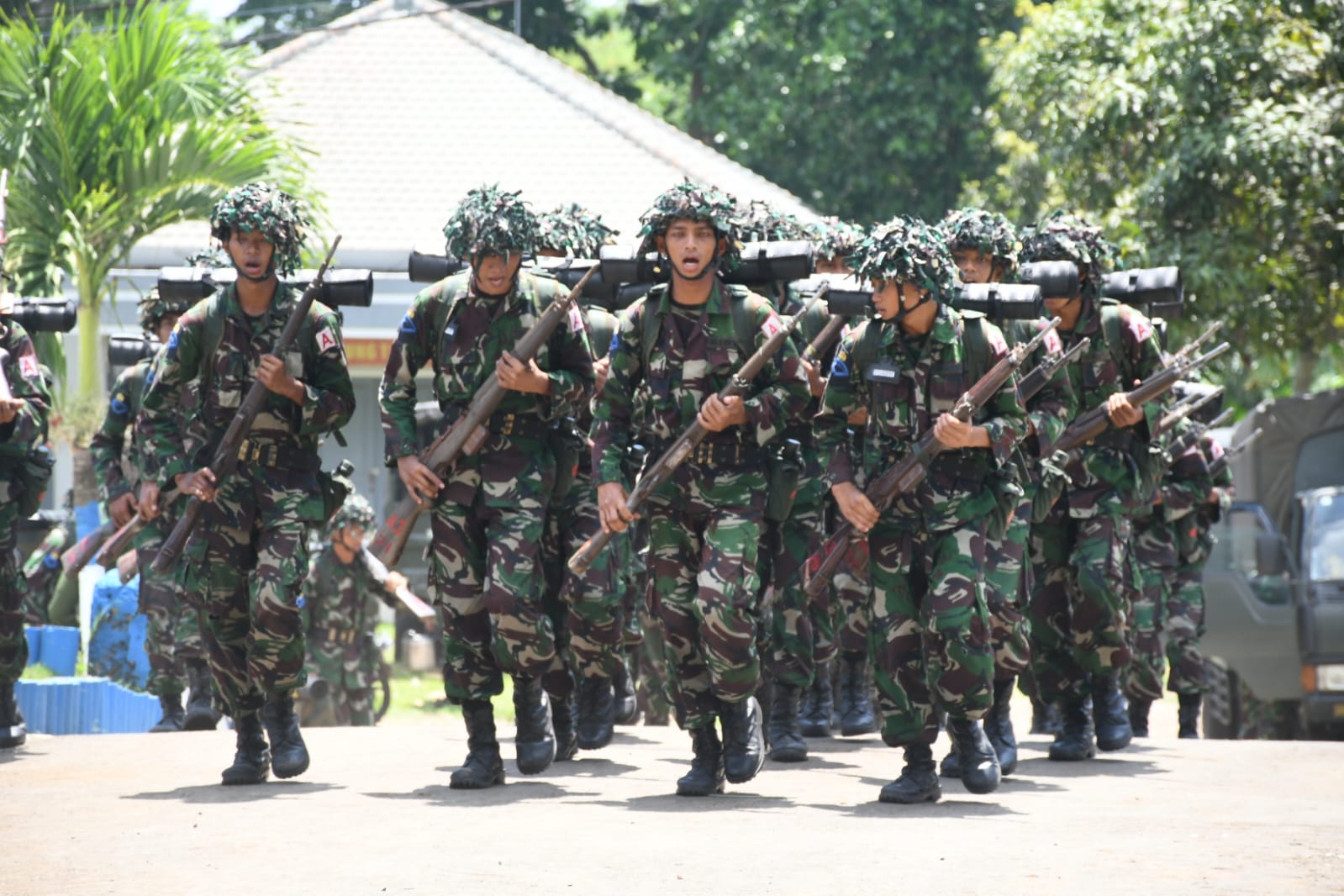 Siswa Dikmata TNI AL Lattek berganda, menembak, limed sea and jungle survival
