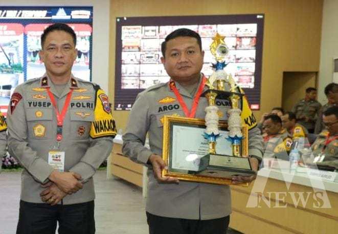 Wakapolda Jatim Brigjen Pol Akhmad Yusep Gunawan serahkan piala ke Kapolres Ngawi AKBP Argowiyono