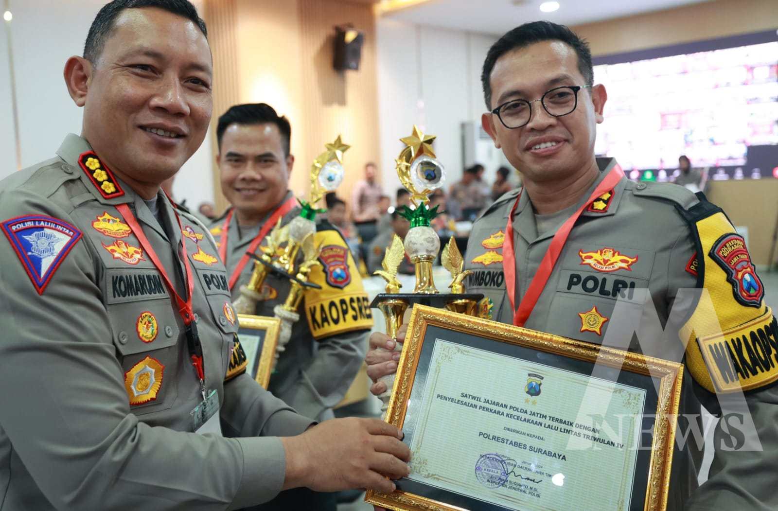 Dirlantas Polda Jatim Kombespol Komarudin berikan penghargaan kepada Wakapolrestabes AKBP Wimboko