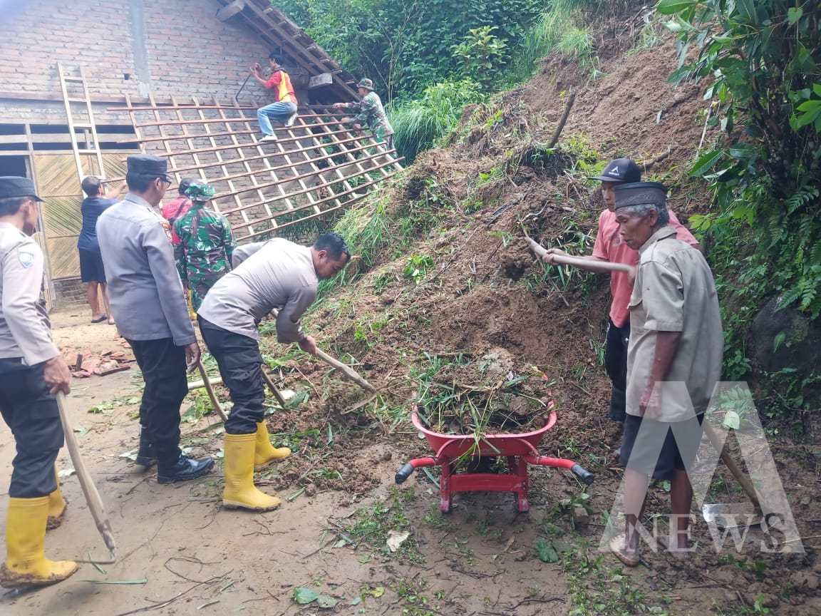 Polisi Trenggalek bersama dinas terkait bersihkan material sisa longsor