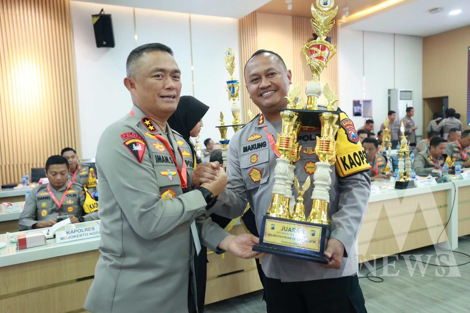 Kapolda Jatim Irjen Pol Drs. Imam Sugianto serahkan piala ke Kapolres Pasuruan Kota AKBP Makung Ismoyo Jati