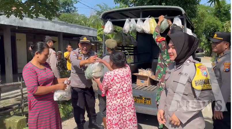 Polsek Kalitidu di Jum'at Berkah bagikan sayuran gratis