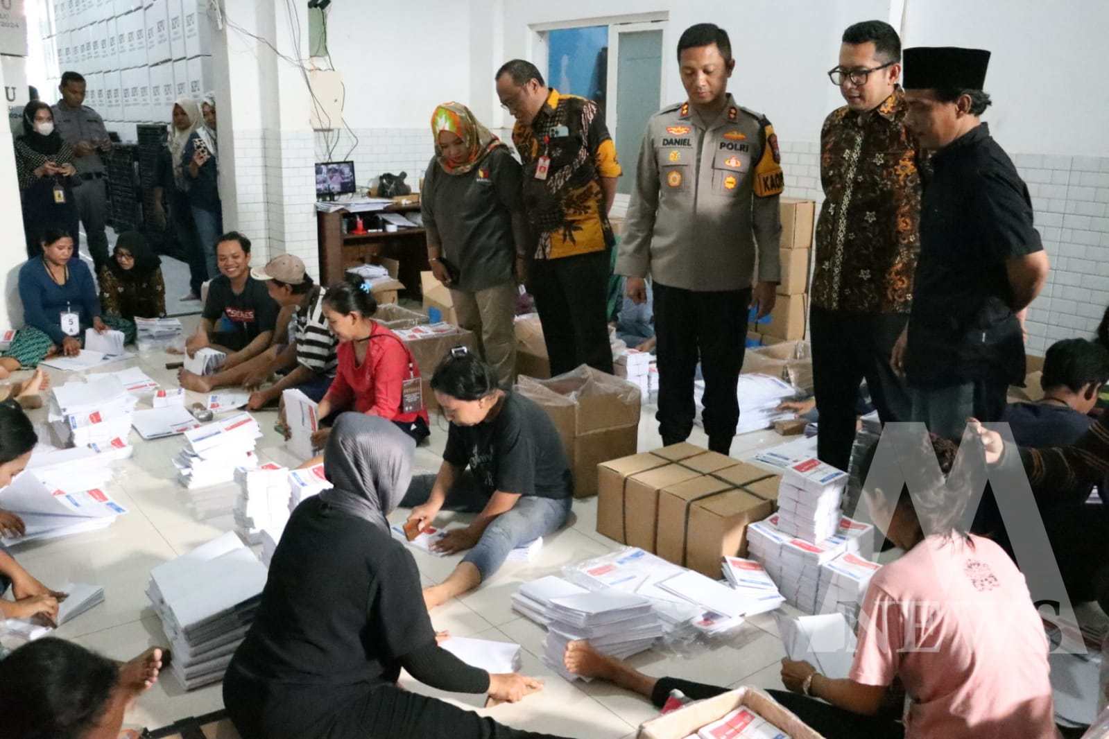 Kapolres Mojokerto Kota AKBP Daniel S. Marunduri bersama Pj Walikota Moh. Ali Kuncoro pastikan gudang KPU logistik aman
