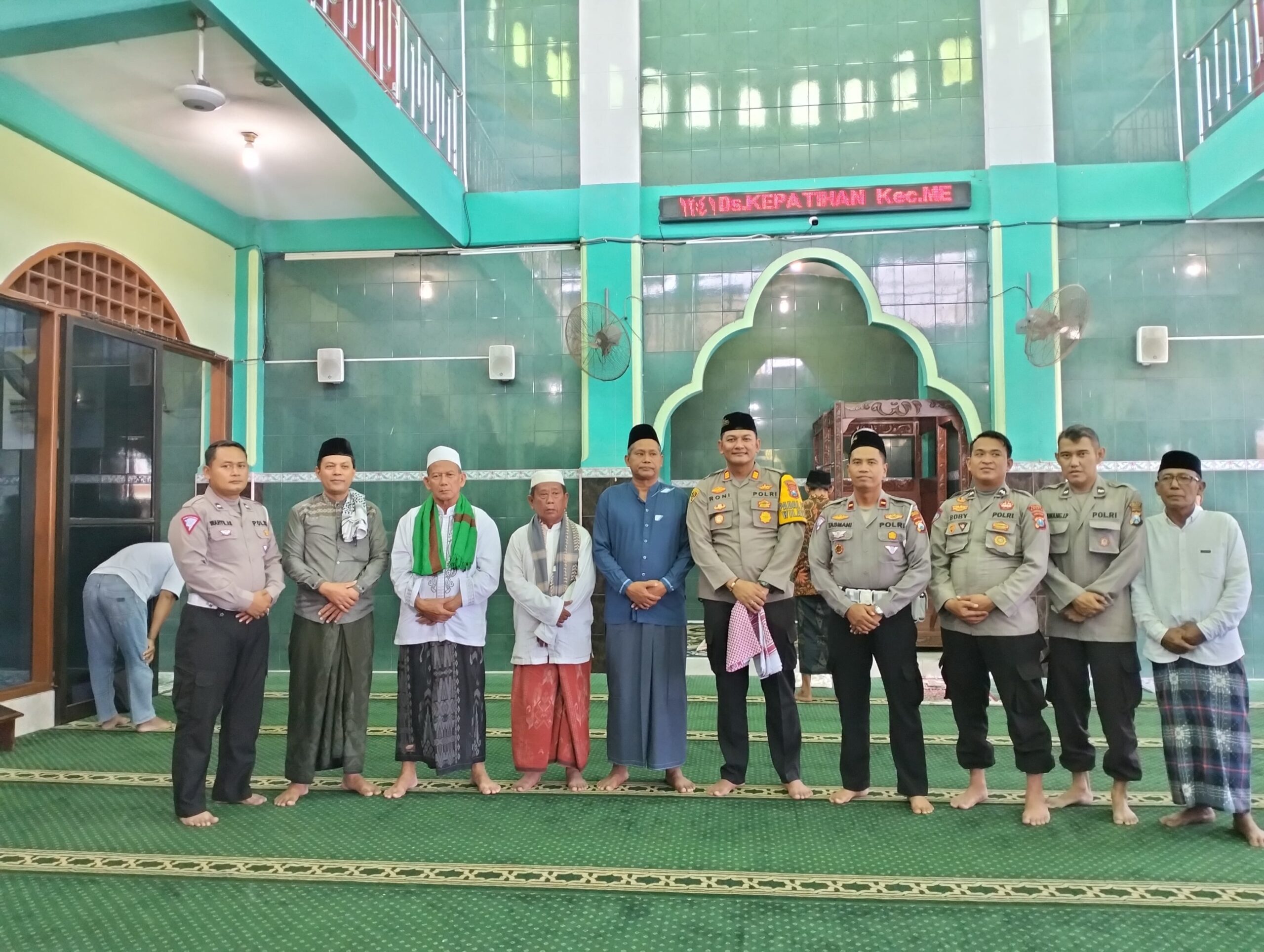 Kapolsek Menganti AKP Roni Ismullah saat giat Safari Jum'at di masjid Baitussalam