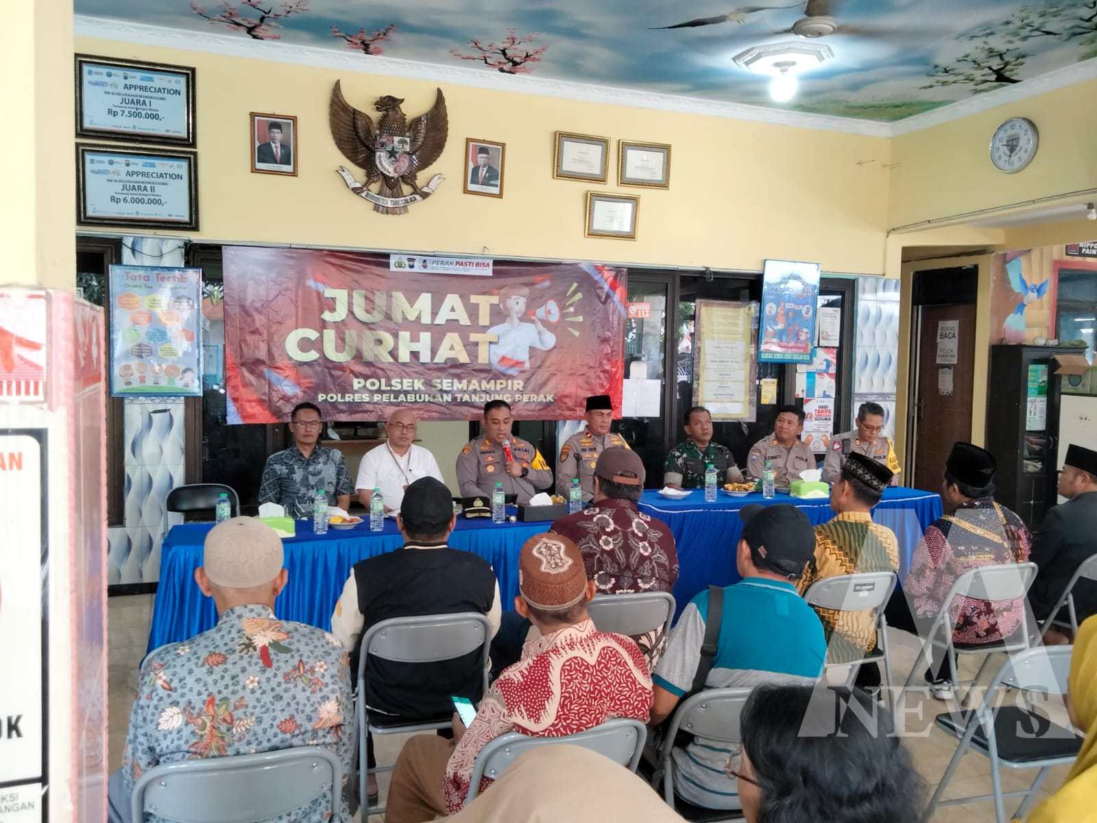 Kapolres Tanjung Perak AKBP William Cornelis Tanasale saat Jum'at Curhat