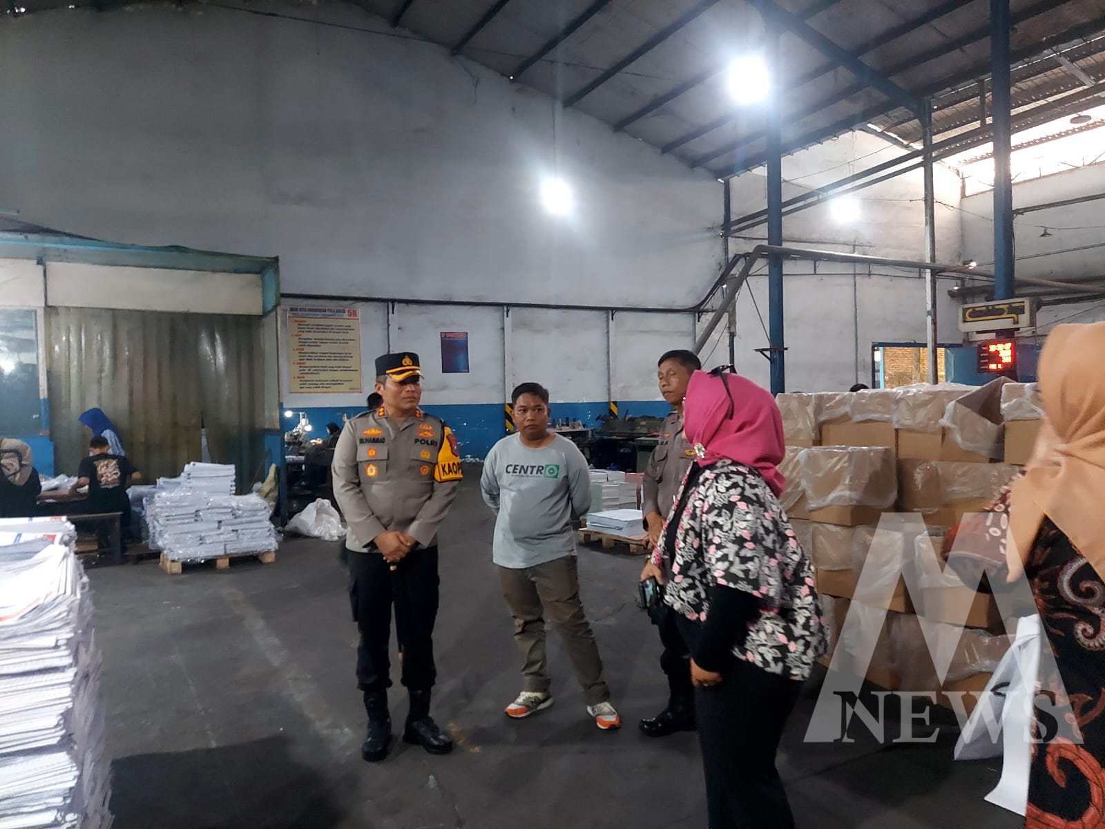 Kapolres Nganjuk AKBP Muhammad saat tinjau lokasi produksi surat suara