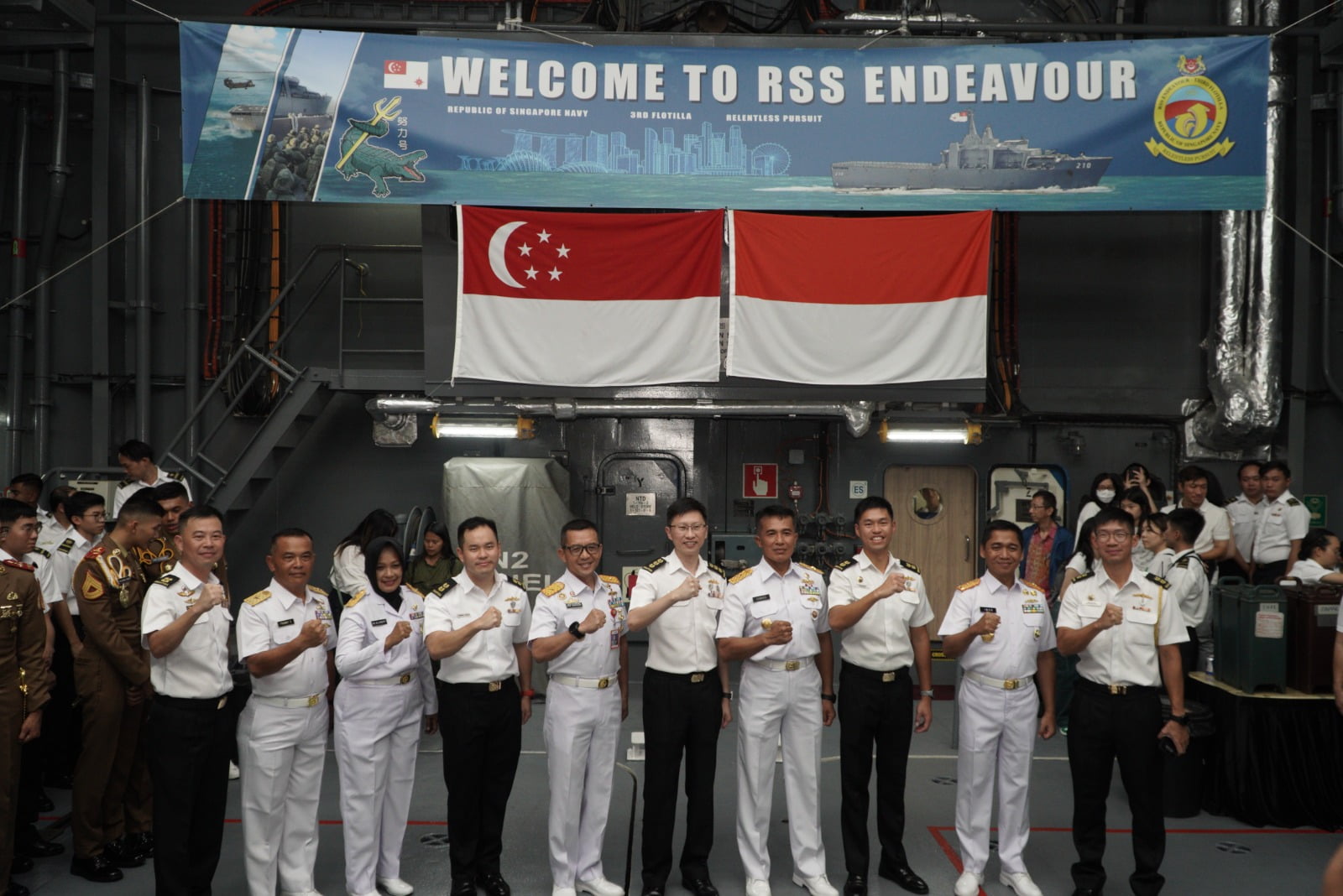 Dirdok Kodiklatal Laksma TNI May Franky Pasuna Sihombing hadiri Cocktail Party di Kapal Perang RSN RSS Endeavour