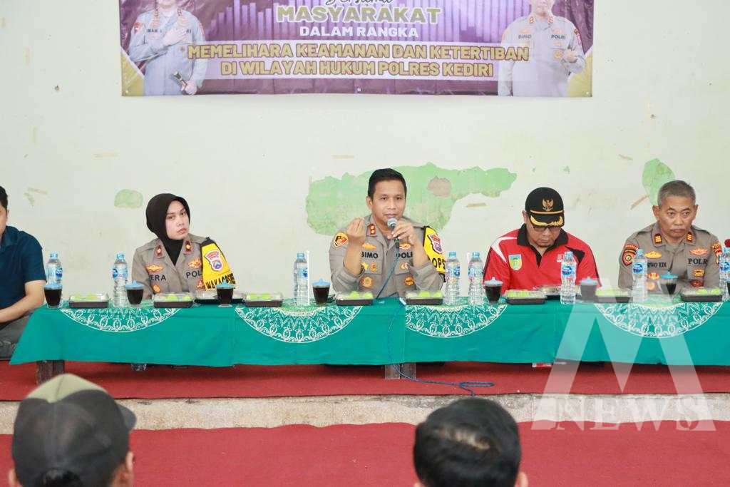 Kapolres Kediri AKBP Bimo Ariyanto didampingi Wakapolres Kompol Verawaty saat Jum'at Curhat