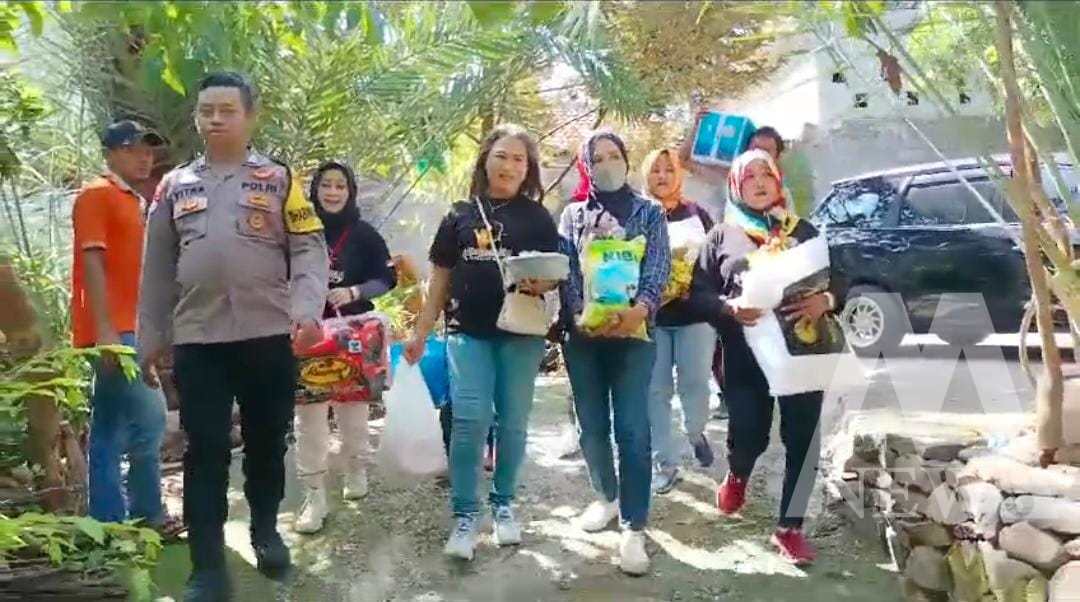 Bhabinkamtibmas, Pemdes Semare dan Relawan SGM bantu Mbah Iksan yang menderita stroke