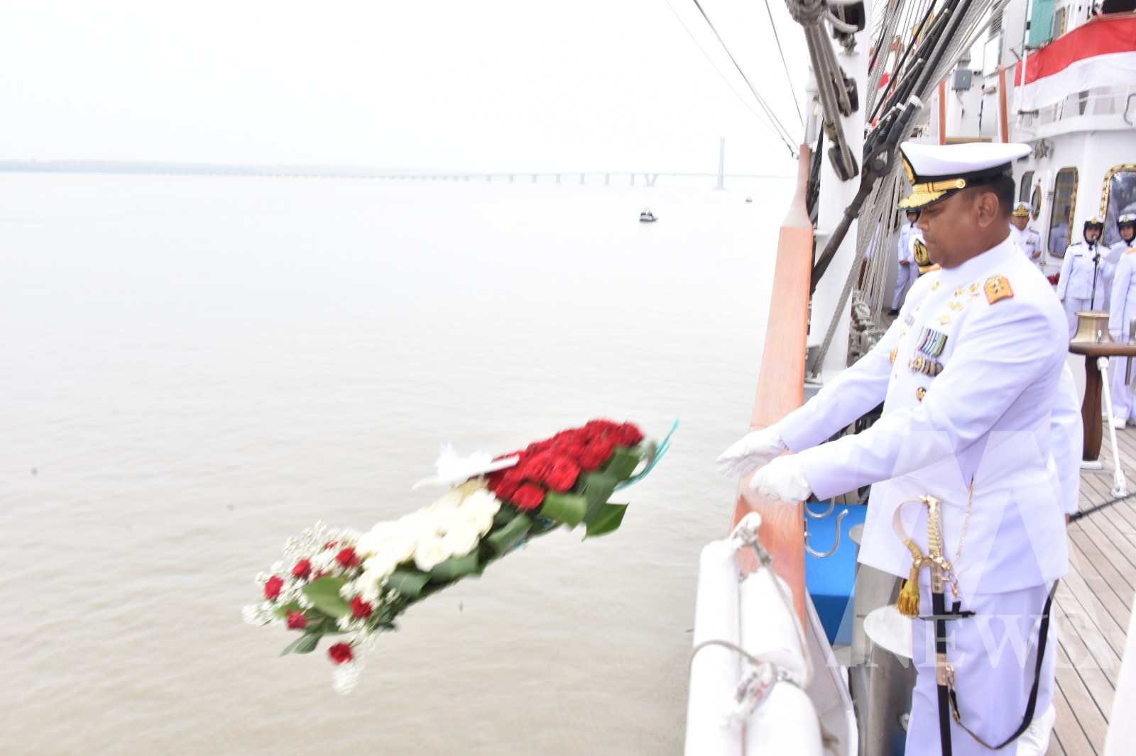 Wadan Kodikalatal Laksda TNI Eko Wahjono saat tabur bunga