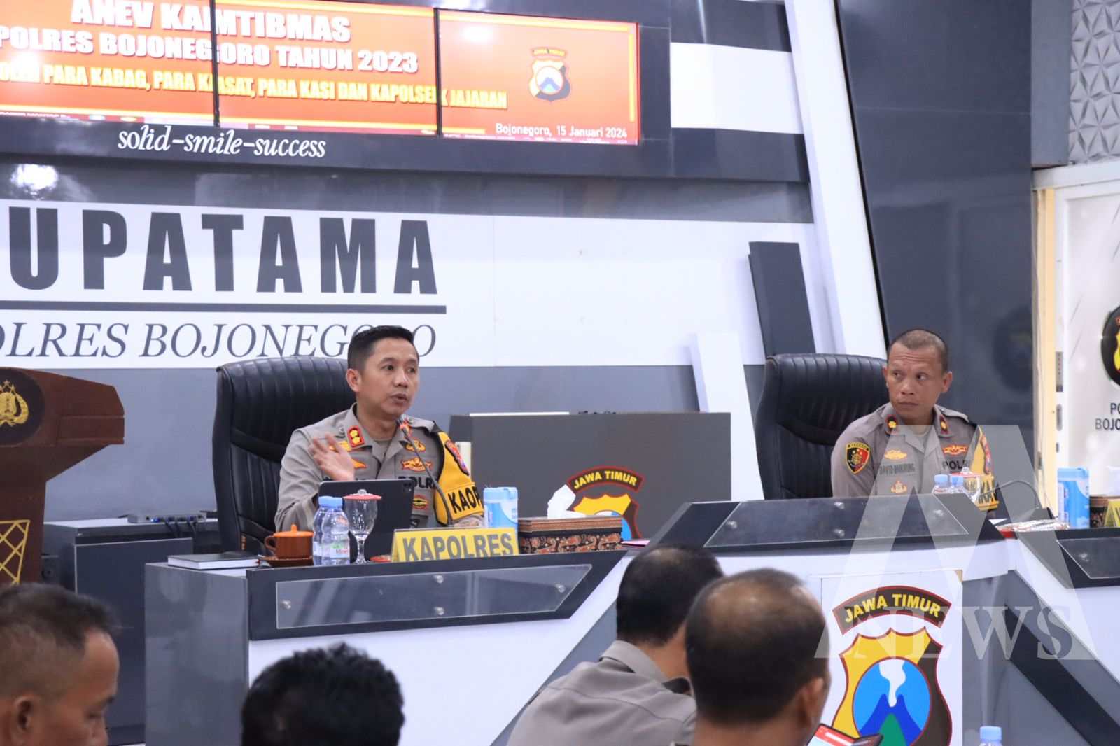 Kapolres Bojonegoro AKBP Mario Prahatinto didampingi Wakapolres Kompol David Manurung