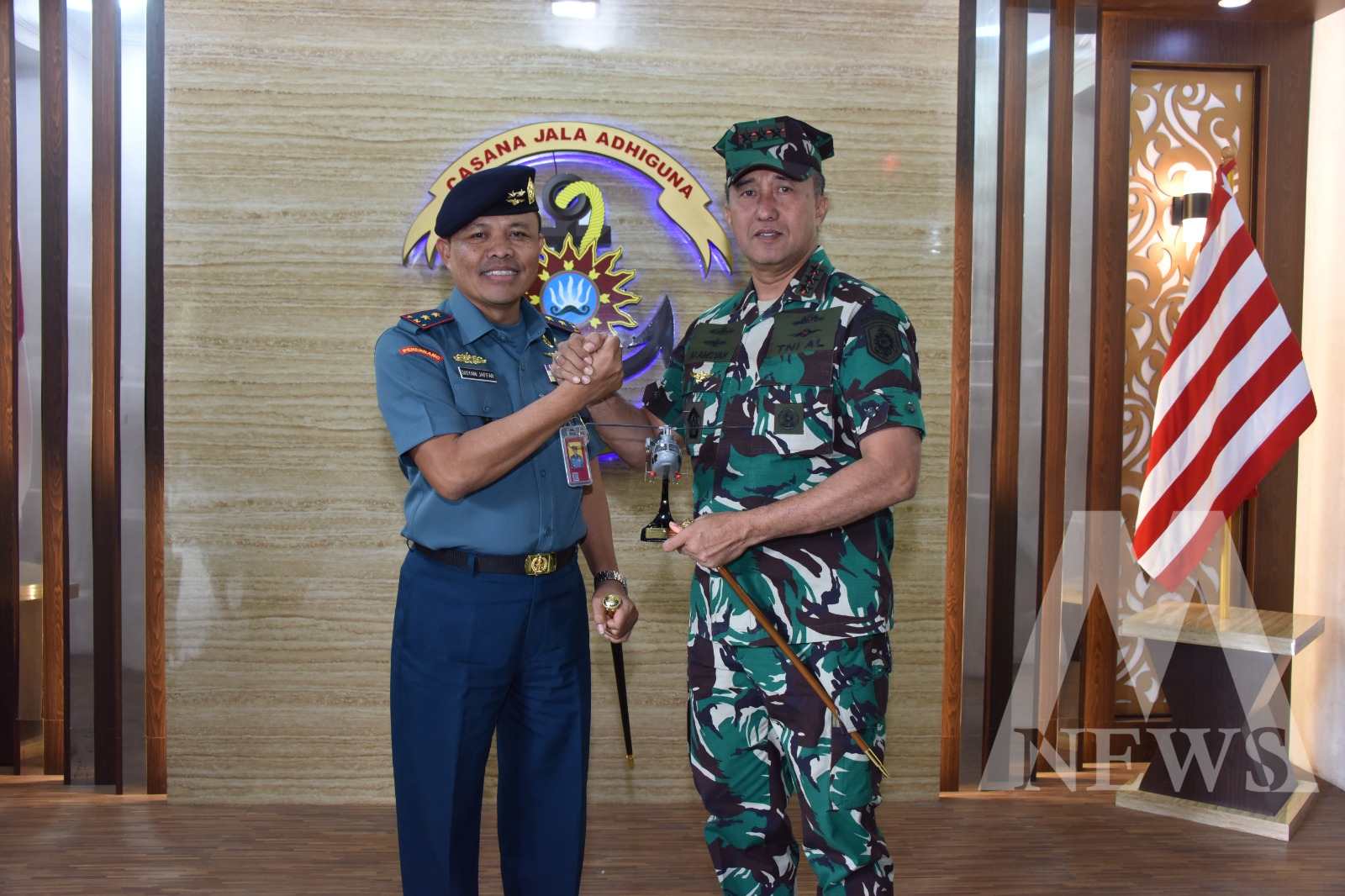 Dankodiklatal Letjen TNI Marinir Nur Alamsyah terima wing penerbang TNI AL