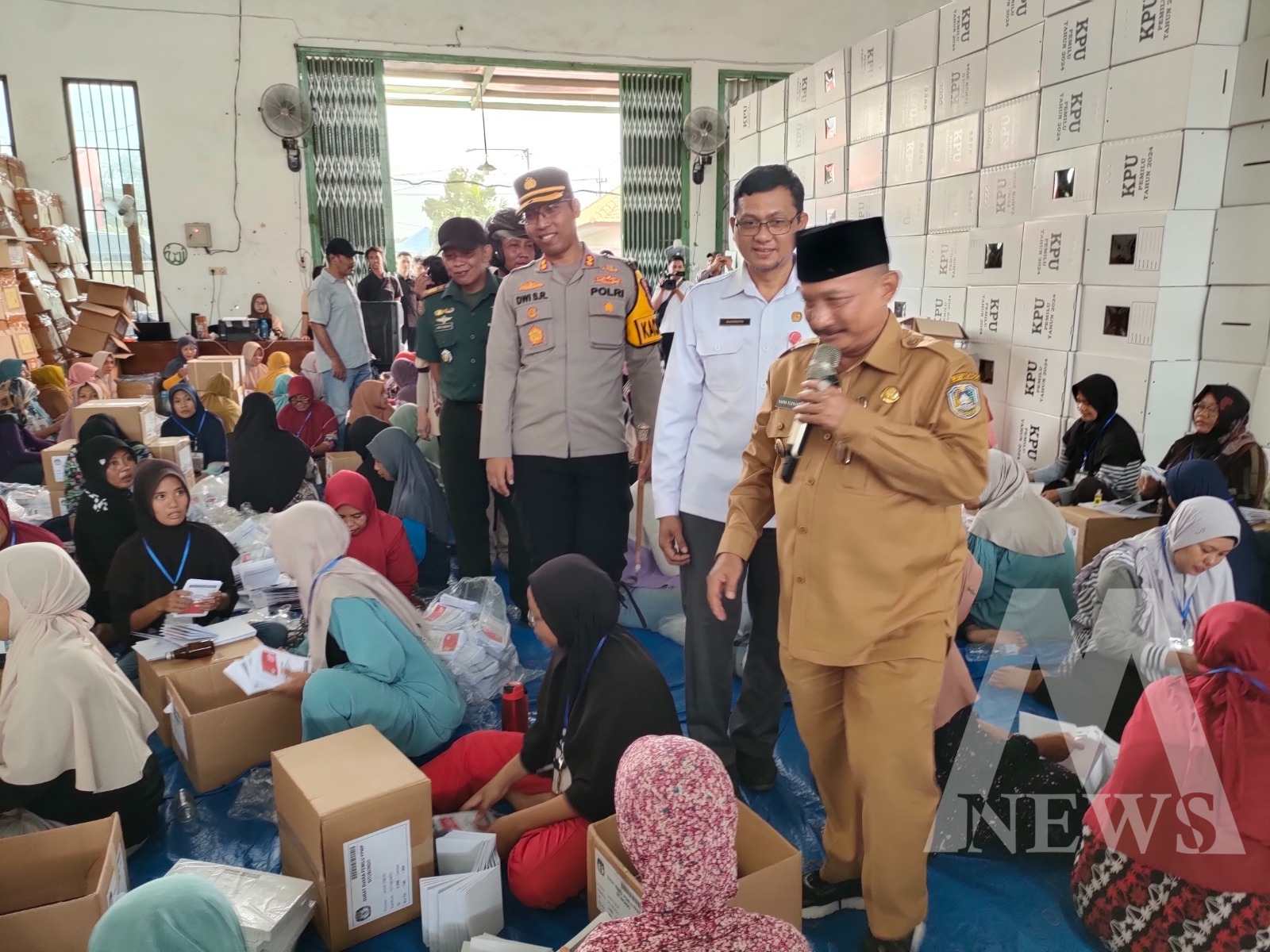 Kapolres Situbondo AKBP Dwi Sumrahadi Rakhmanto bersama Forkopimda Cek Gudang Logistik KPU