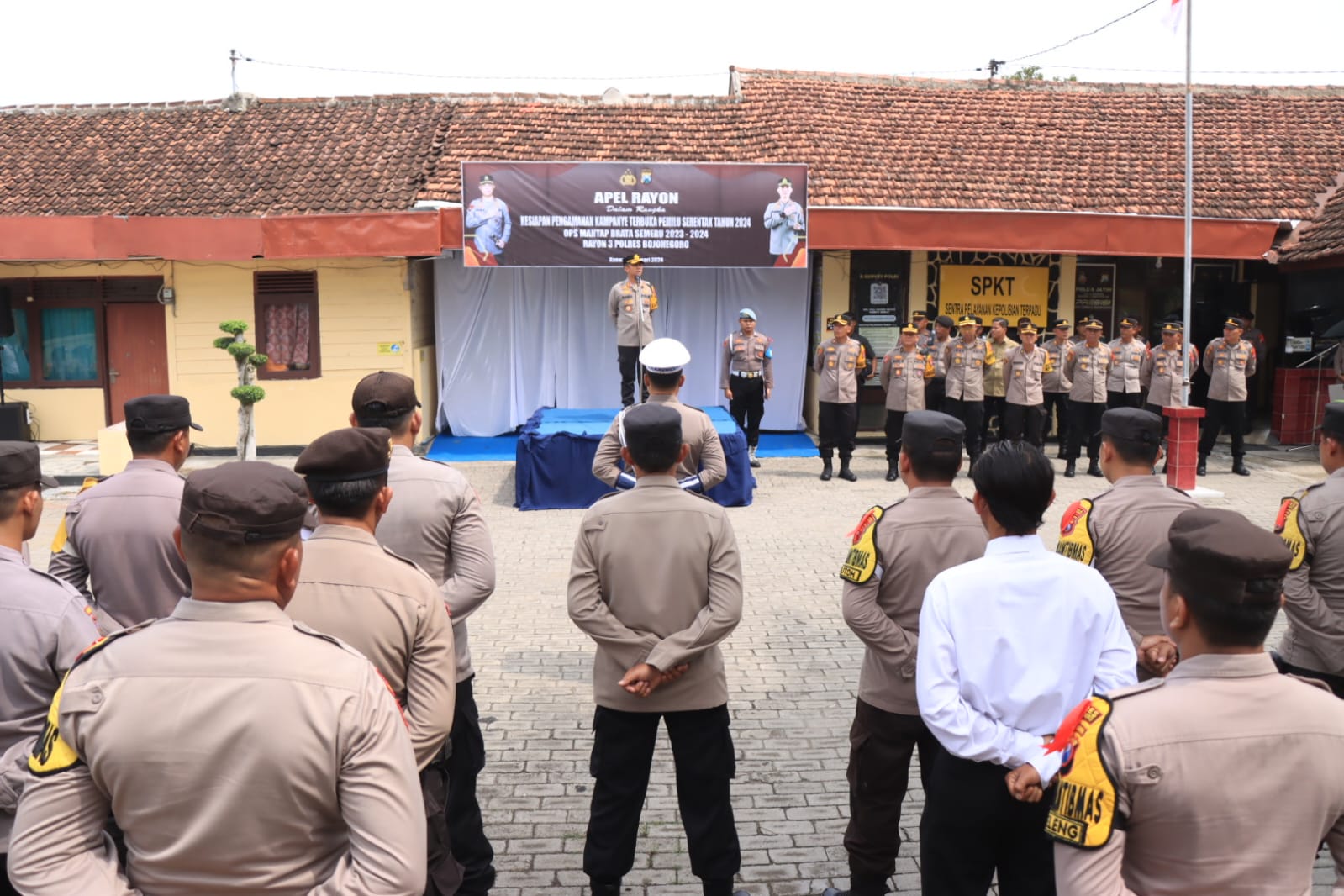 Kapolres Bojonegoro AKBP Mario Prahatinto saat pimpin Apel Rayon