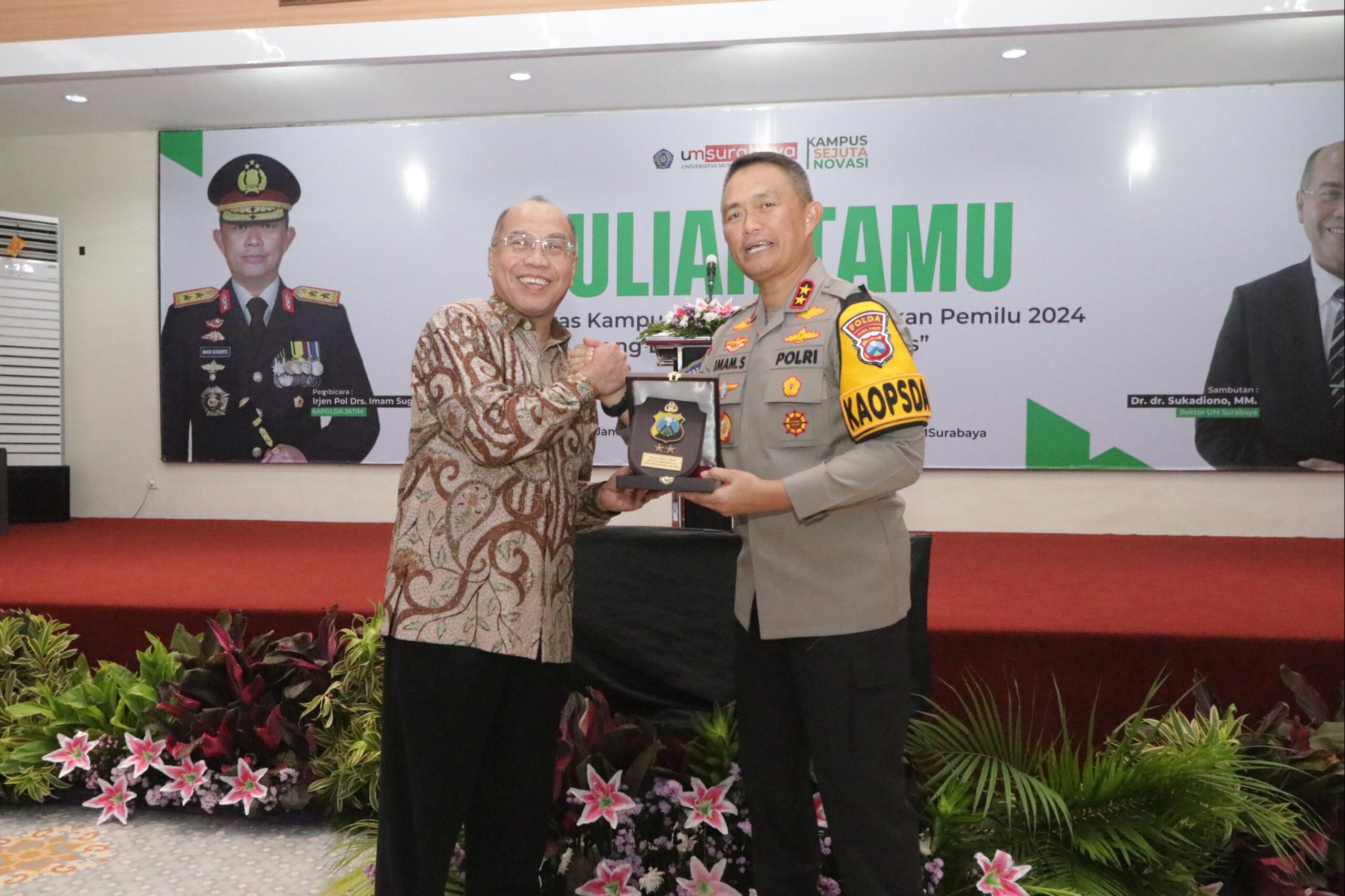 Kapolda Jatim Irjen Pol Drs. Imam Sugianto saat berikan kuliah umum di UM Surabaya