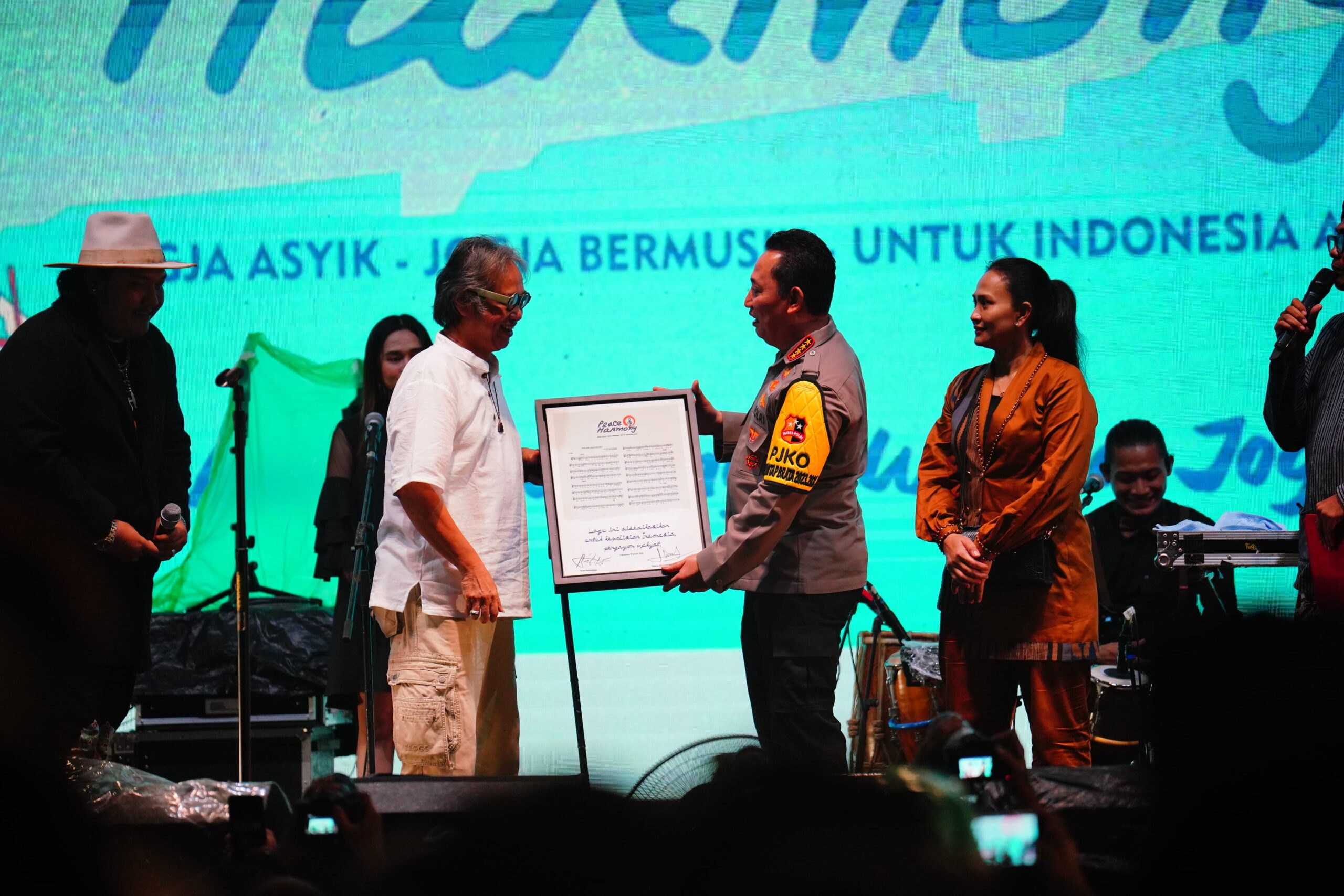 Kapolri Jenderal Listyo Sigit Prabowo berikan penghargaan budayawan Butet Kartaredjasa