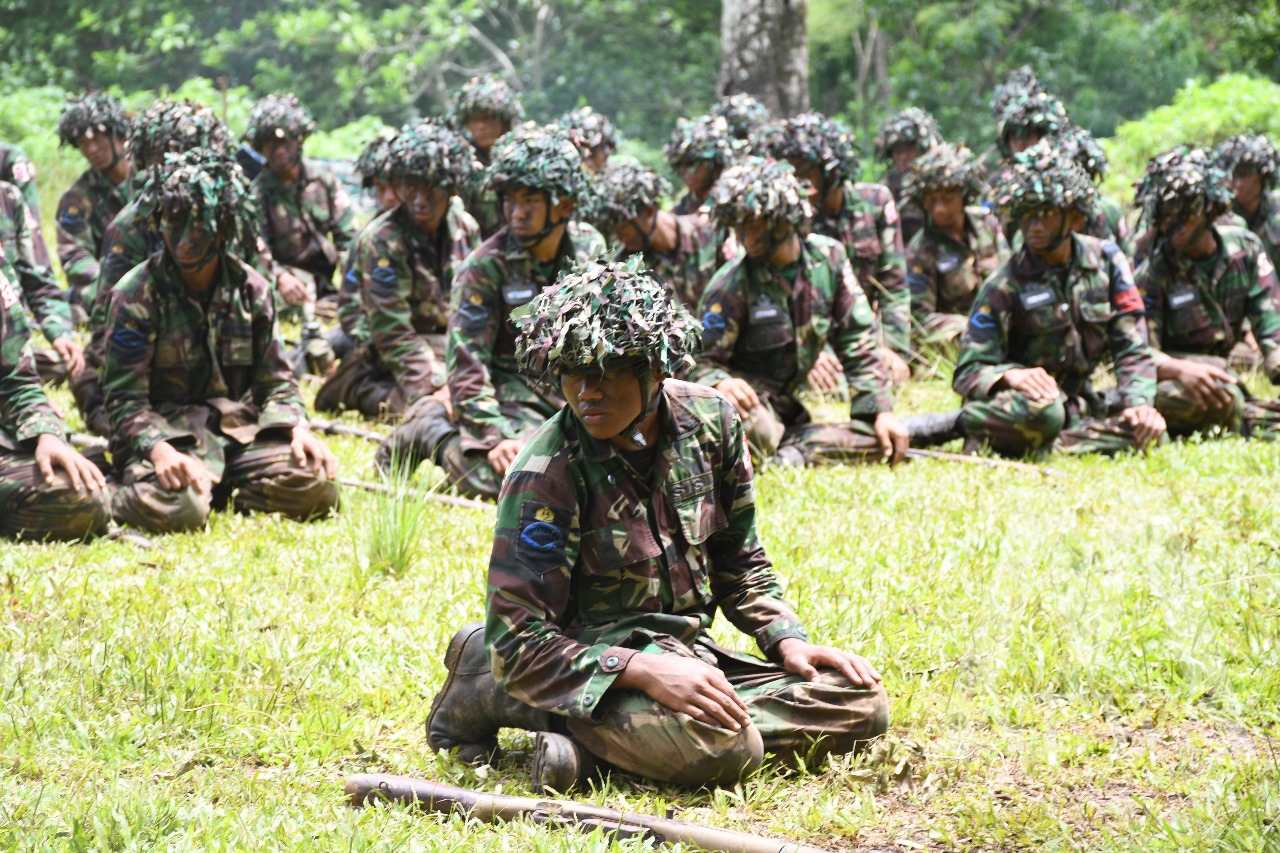 Siswa Dikmata Kodiklatal tidak lupakan Tuhan dalam lattek berganda