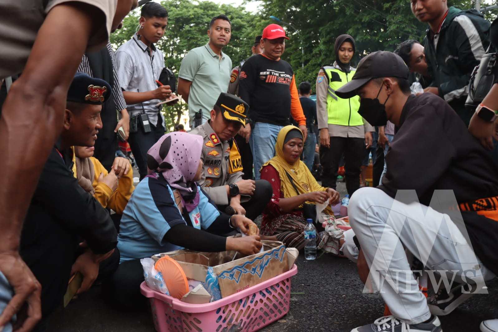 Kapolres Bojonegoro AKBP Mario Prahatinto borong lumpia Persibo bersama suporter bola