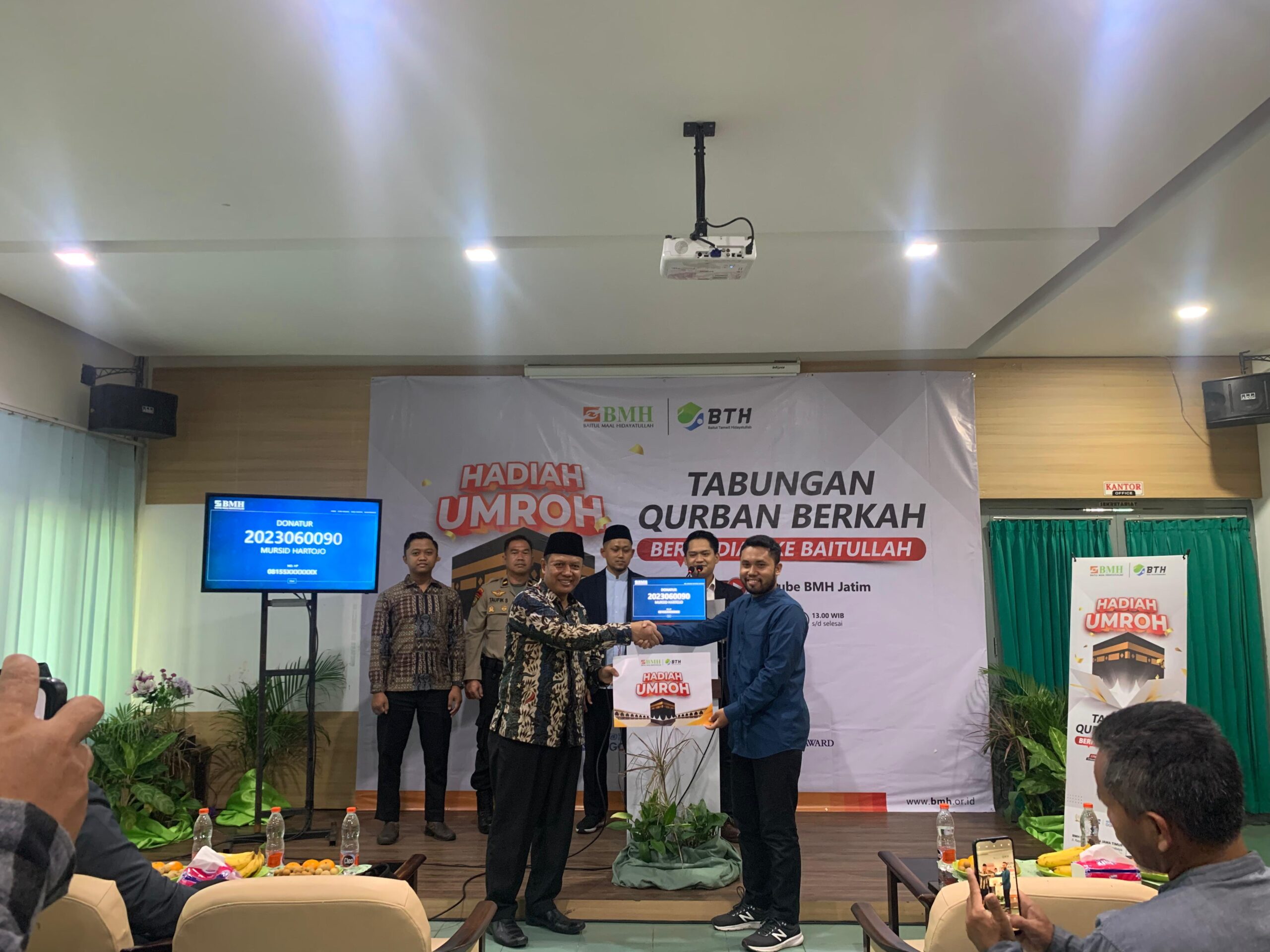 Laznas BMH bersama Mitra Sinergi berikan 1 paket hadiah umroh