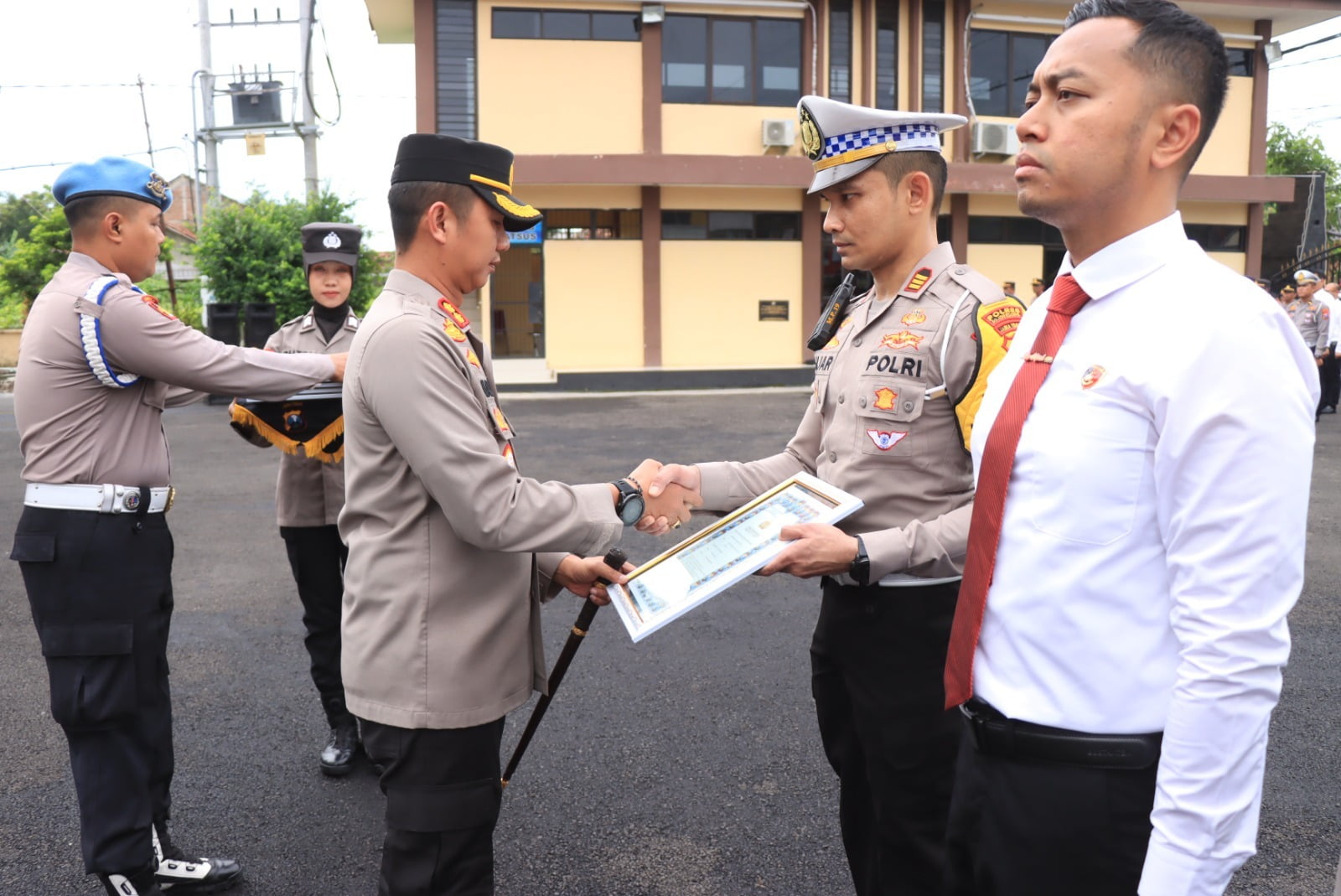 Kapolres Bojonegoro AKBP Mario Prahatinto beri penghargaan 48 anggota berprestasi