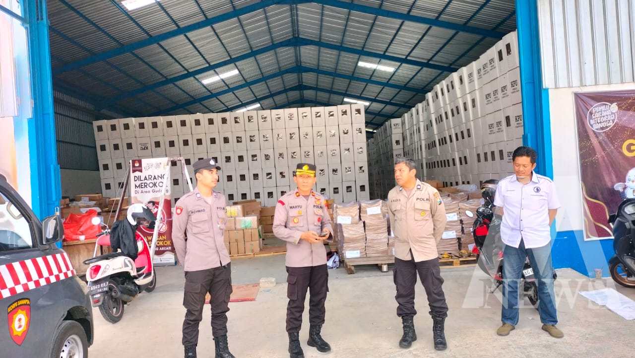 Anggota Polres Tulungagung lakukan pengamanan gudang KPU dan proses pelipatan surat suara