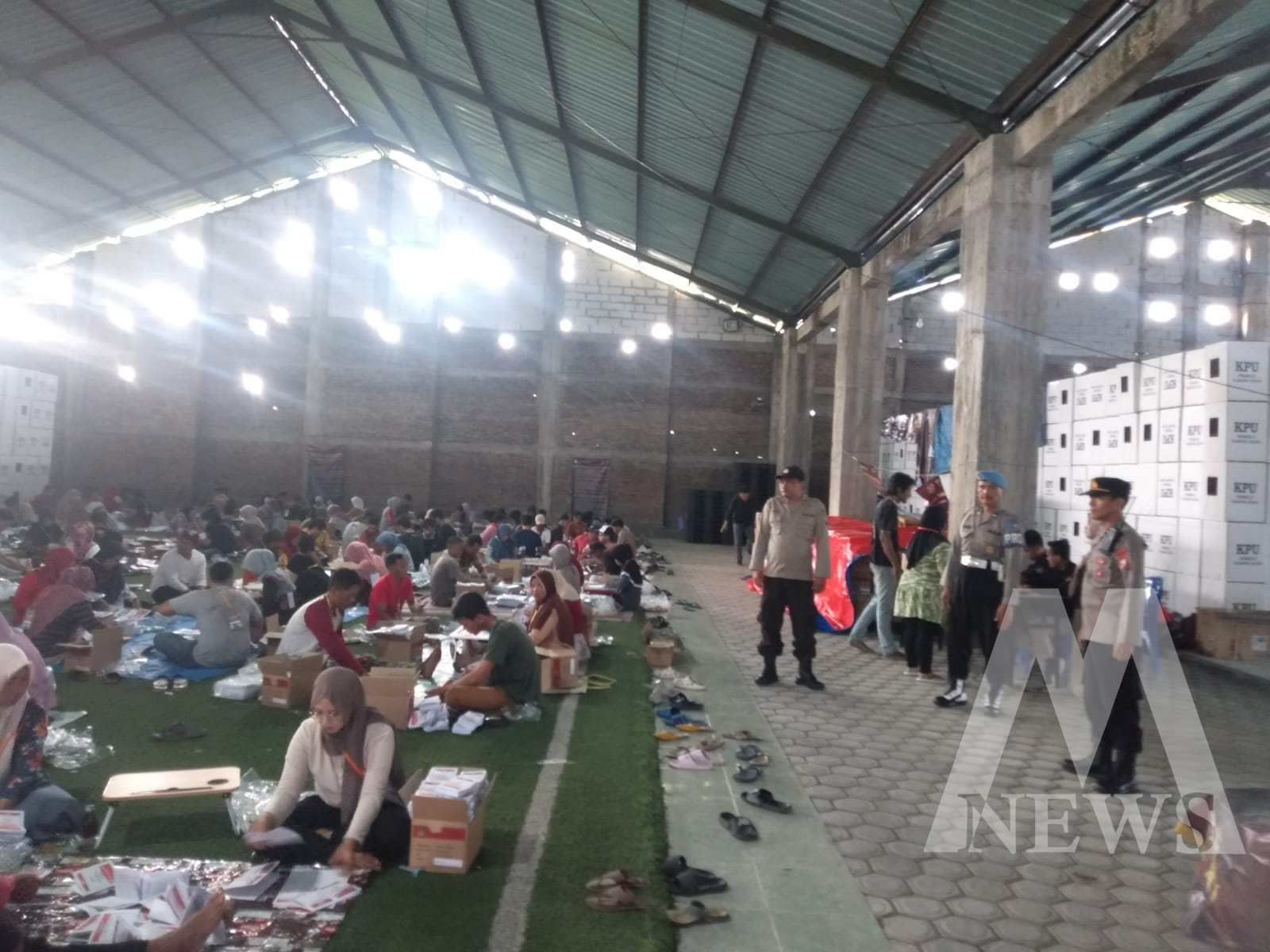 Personil Polres Magetan lakukan pengamanan di gudang logistik KPU